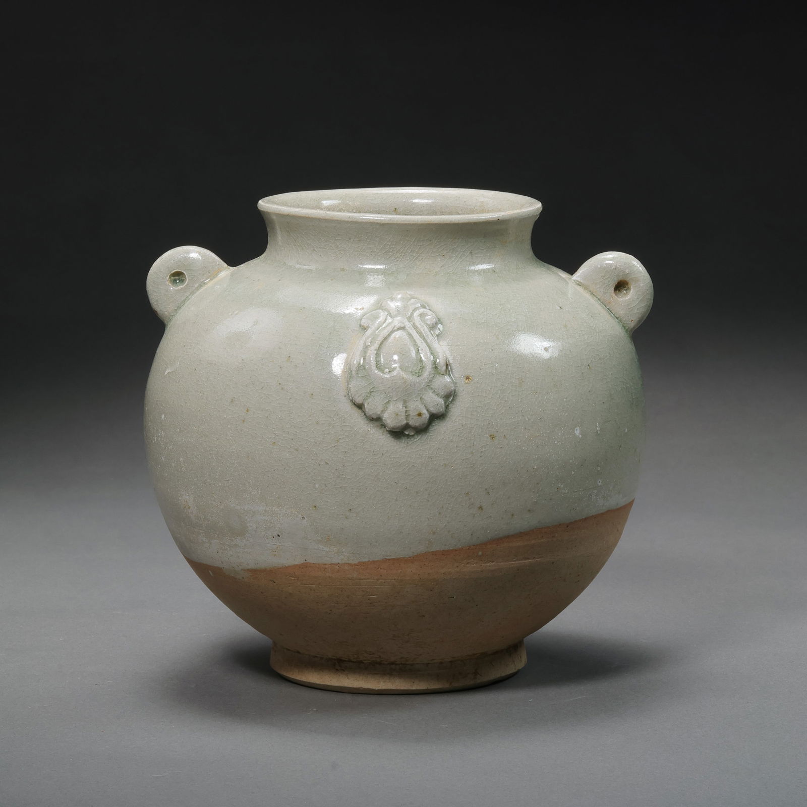 A white porcelain double-handled jar with applied decoration from the Gongxian kiln in the Tang (1 of 11)