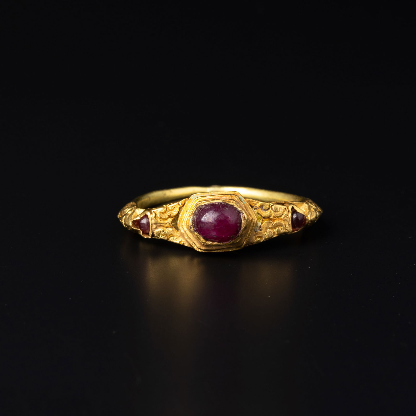 Ancient Gold Ring from Southeast Asia – Adorned with Ruby Gems [Size 9, 4 Grams]: Diam. 9 cm. L. 2.7 cm. Weight. 4 gram.