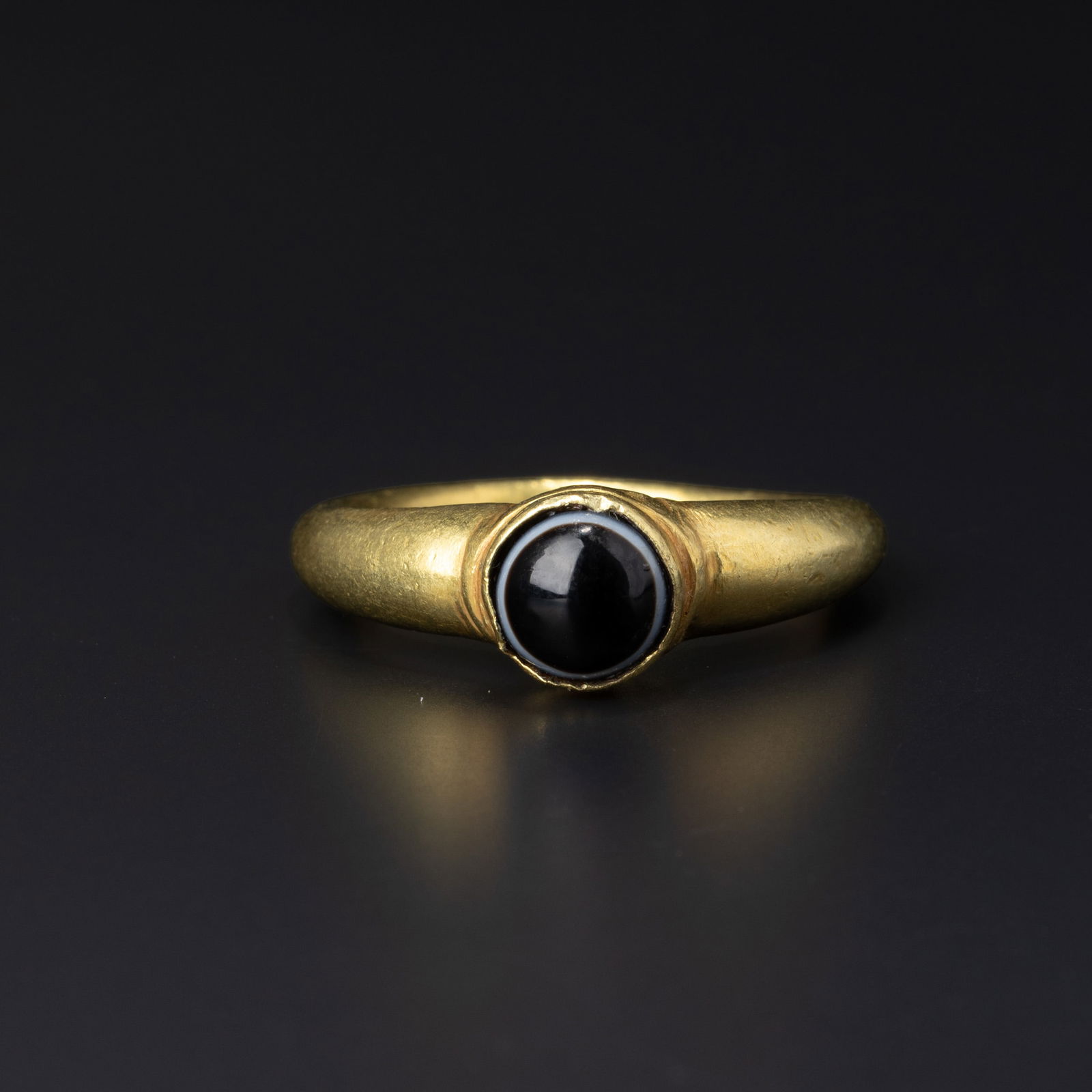 Ancient Roman Ring in Gold – Set with Natural Magic Eye Agate [Ring Size: 7.5, 6g]: Diam. 7.5 cm. L. 2.5 cm. Weight. 6 gram.