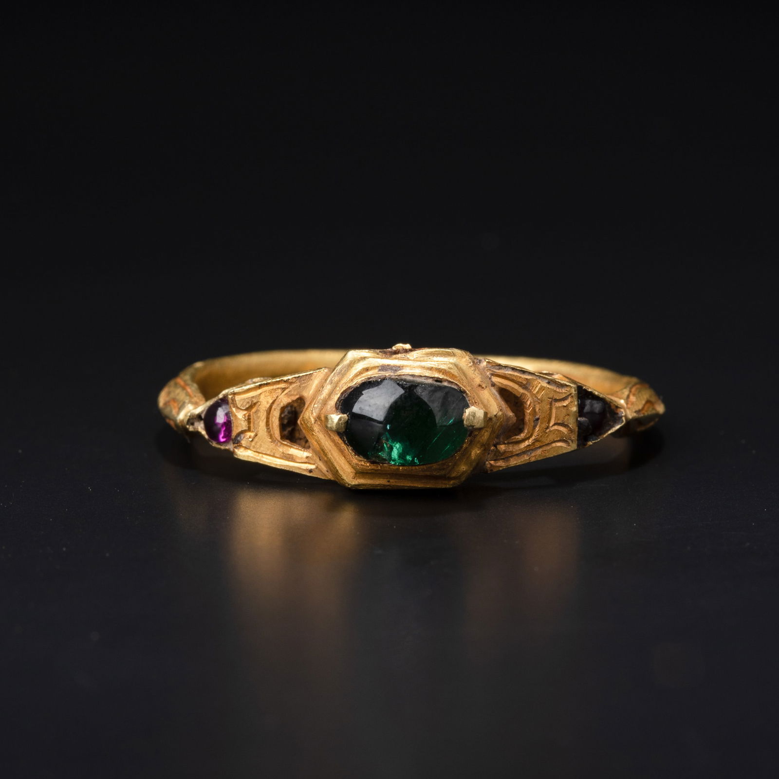 Ancient Gold Ring from Southeast Asia – Adorned with Gems [Ring Size : 11, 4gram]: Diam. 11 cm. L. 3 cm. Weight. 4 gram.