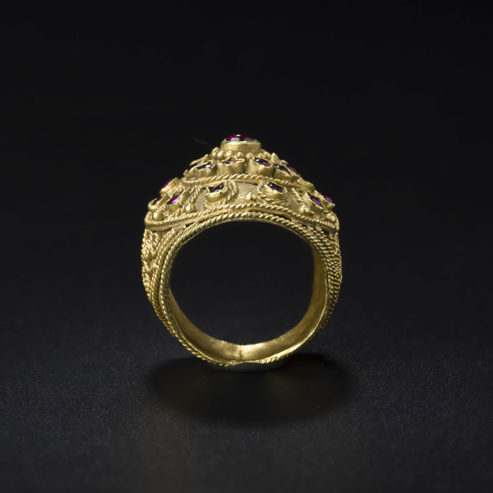Ancient Persian pure gold ring inlaid with rubies: Diam. 9.5 cm. L. 2.9 cm. Weight. 14 gram.