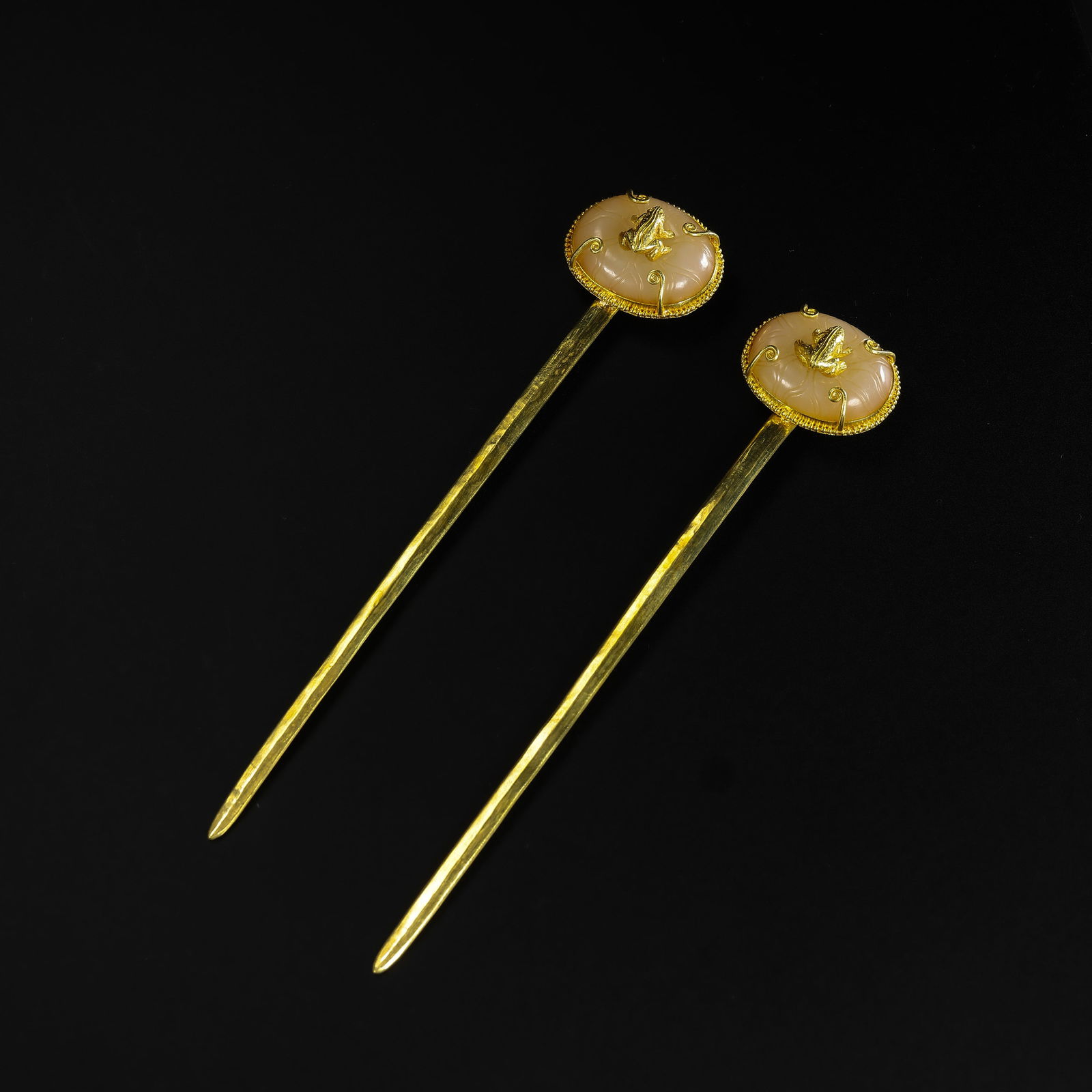 A pair of pure gold hairpins inlaid with Hetian jade from the Qing Dynasty: L. 14.7 cm. Weight. 47 gram.