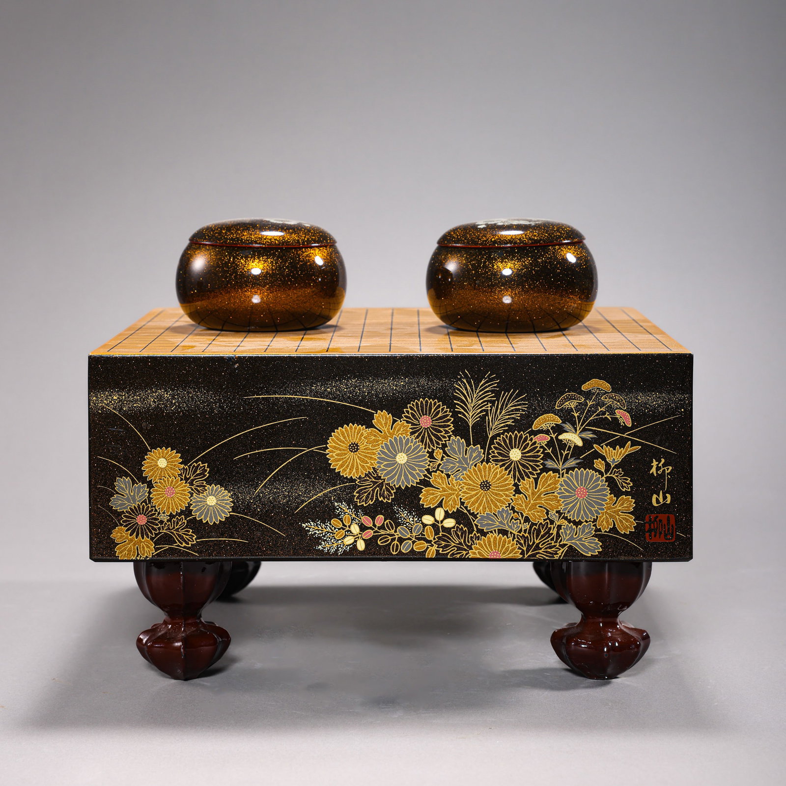 Japanese-style wooden lacquered gold-painted chessboard: H. 13.3 cm. L. 23 cm. W. 21 cm.