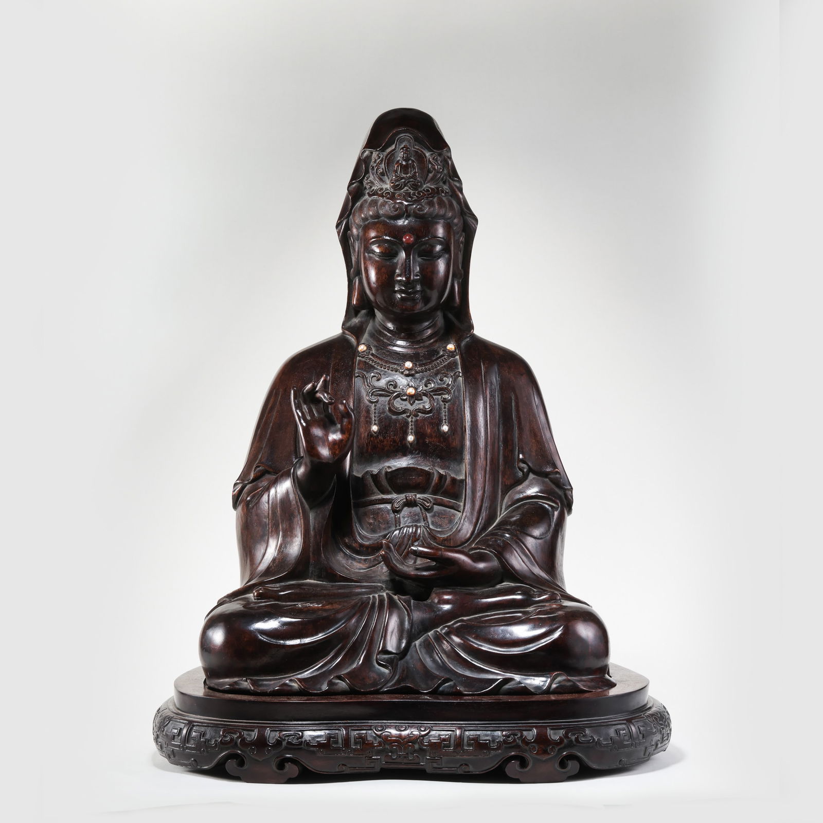 Chinese Qing Dynasty sandalwood Guanyin seated statue: H. 59 cm. W. 49 cm.