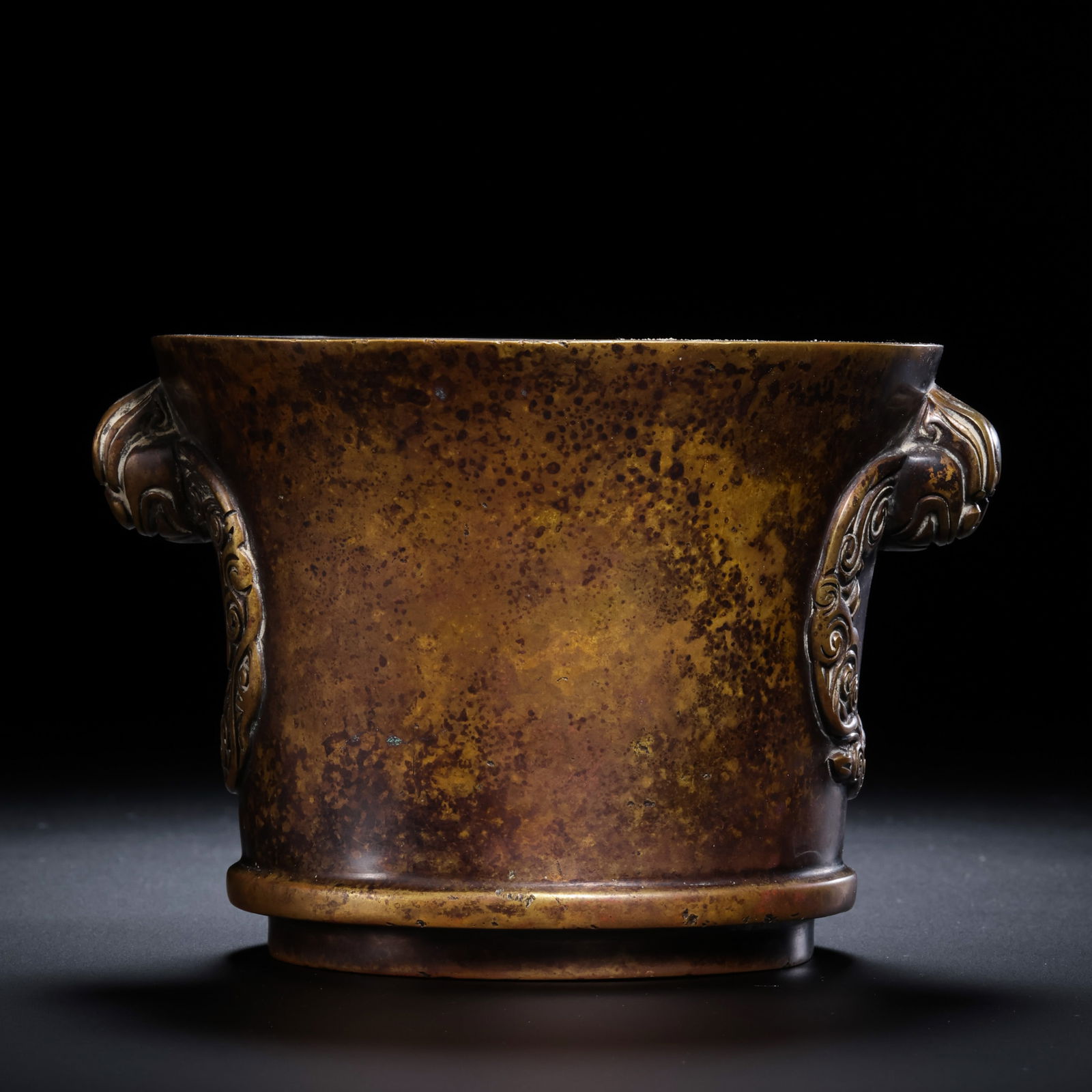 Chinese bronze censer from the Xuande period of the Ming Dynasty: H. 8 cm. W. 12.5 cm. Weight. 933 gram.