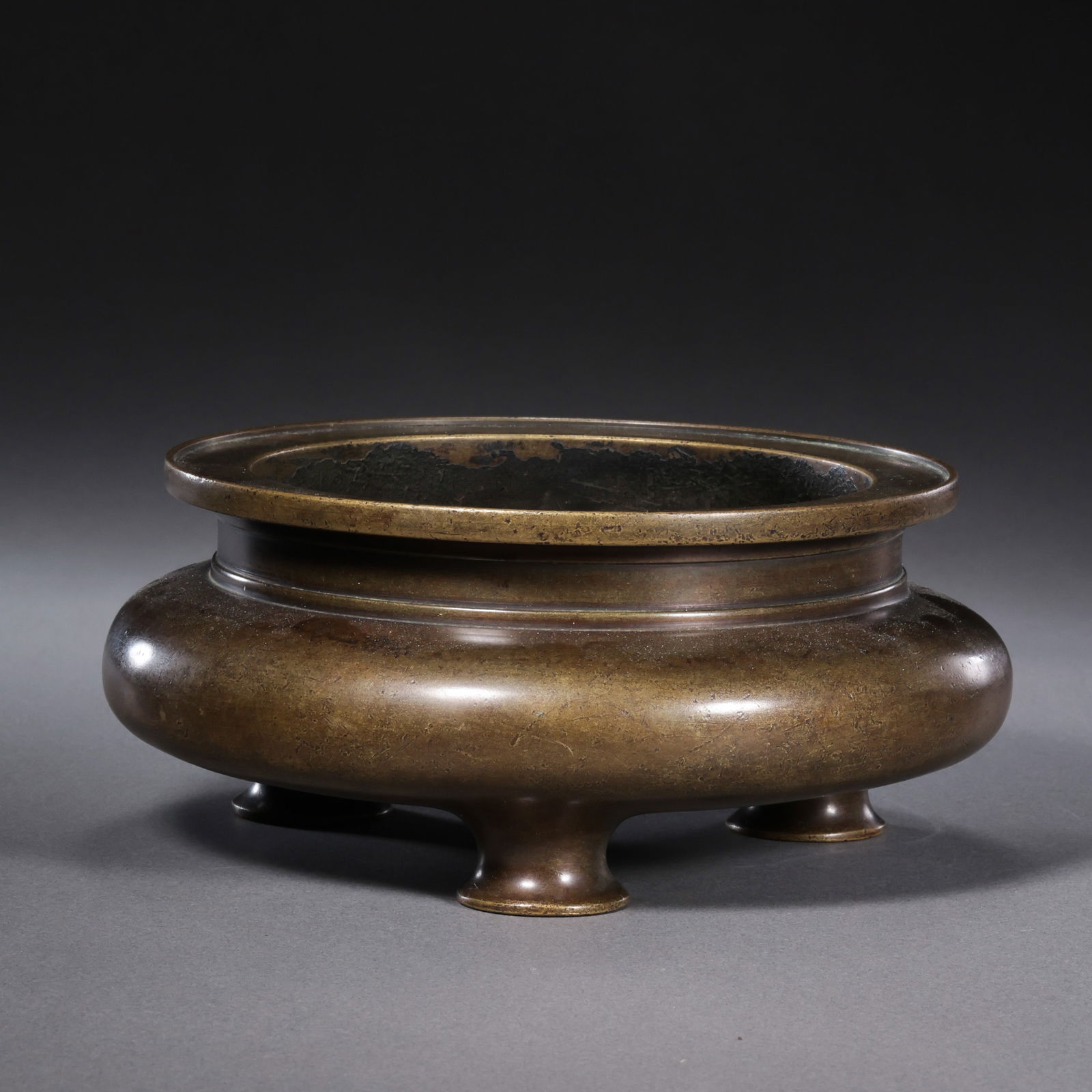 Chinese bronze censer from the Xuande period of the Ming Dynasty: H. 7 cm. W. 15.5 cm. Weight. 1566 gram.