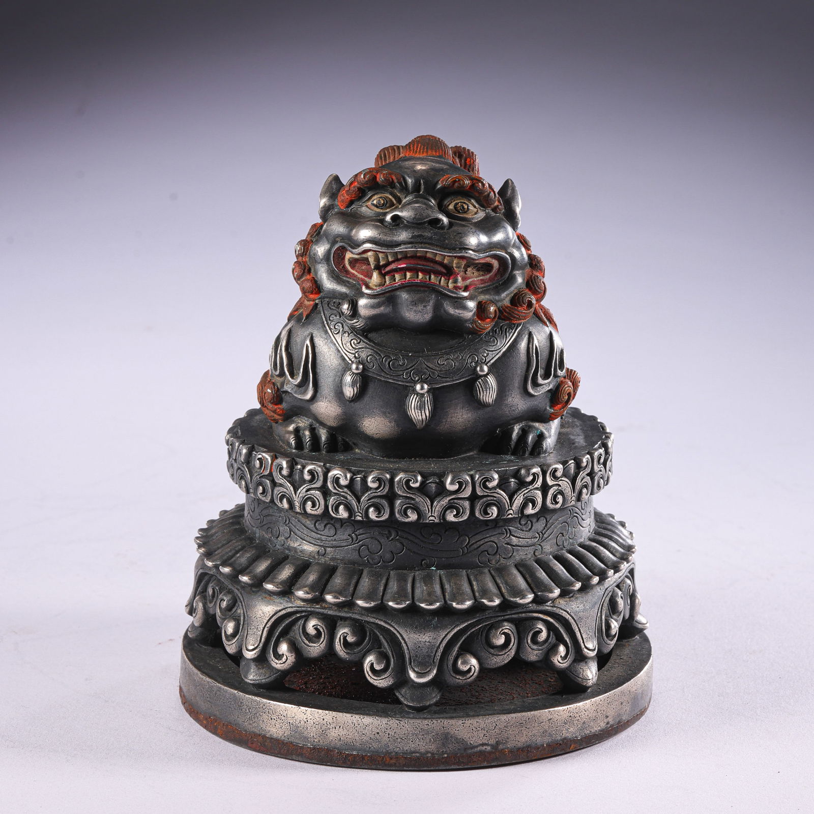 Buddhist auspicious beasts in Qing Dynasty China: H. 12 cm. W. 10 cm. Weight. 1098 gram.