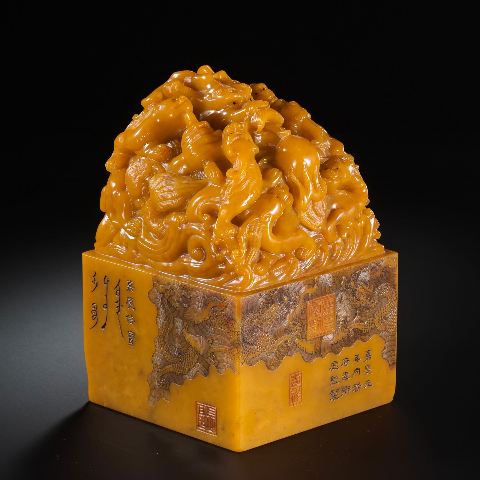 Tianhuang seal from the Jiaqing period of the Qing Dynasty, China: H. 17 cm. W. 11 cm. Weight. 3858 gram.