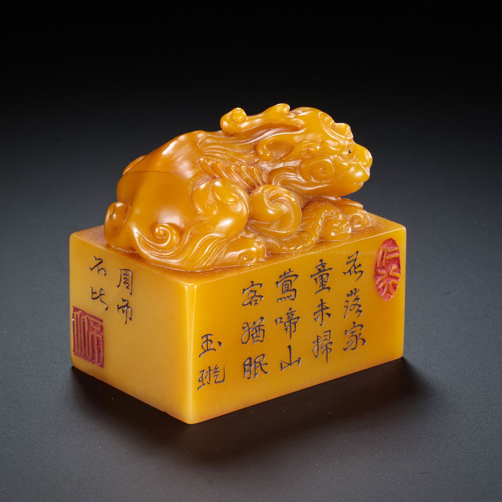 Chinese Qing Dynasty Tianhuang Seal: H. 6 cm. L. 6.2 cm. W. 4.5 cm. Weight. 272 gram.