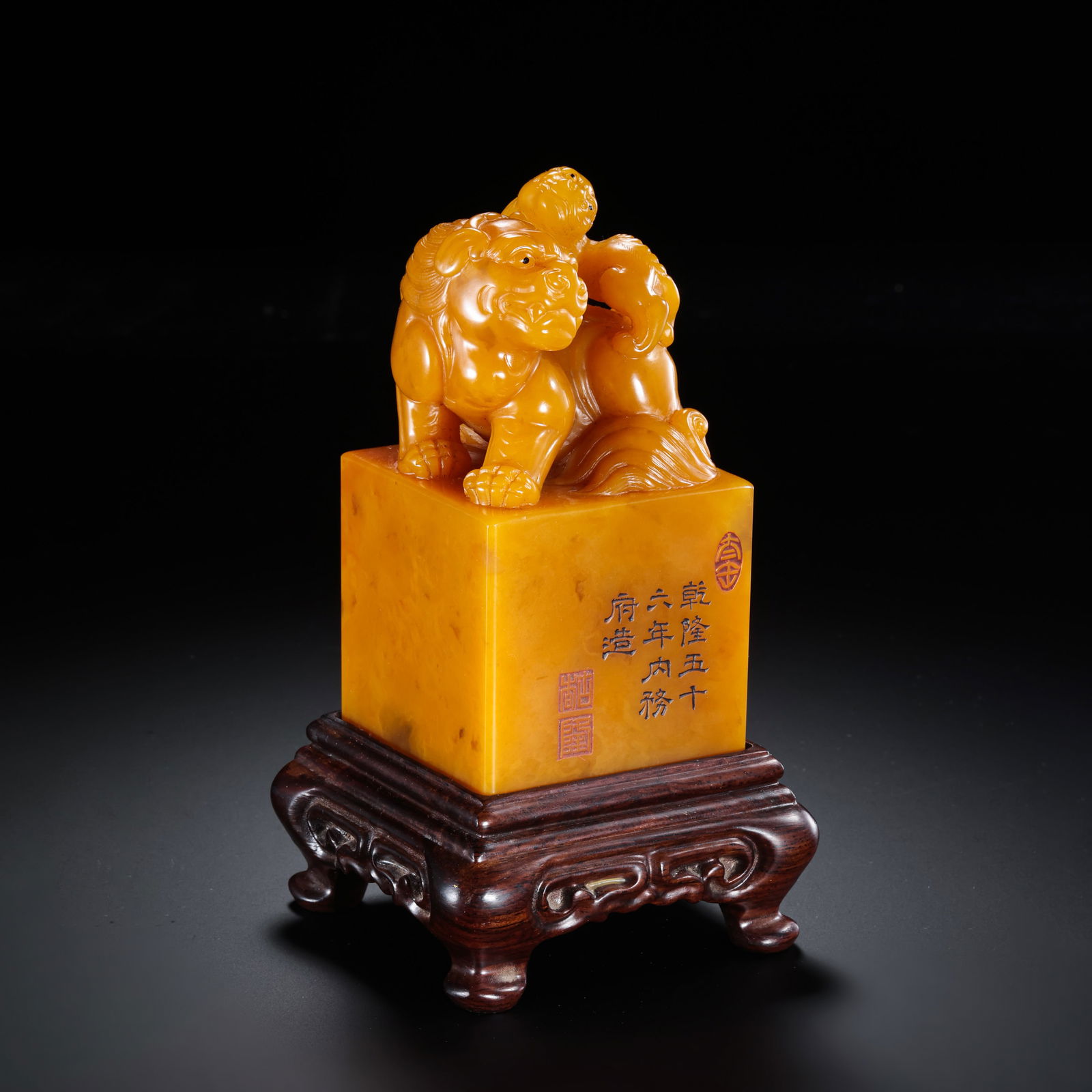 Tianhuang seal from the Qianlong period of the Qing Dynasty, China: H. 15.5 cm. H. 12 cm. W. 6 cm. Weight. 879 gram.