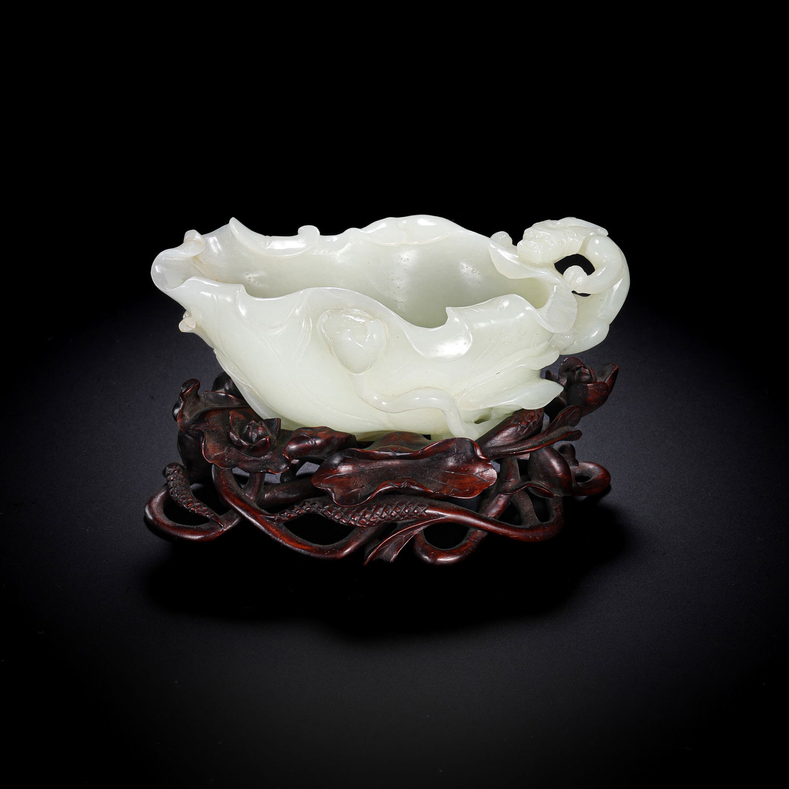 Chinese Qing Dynasty Hetian white jade water basin with dragon design: H. 8 cm. W. 14 cm. Weight. 353.1 gram.