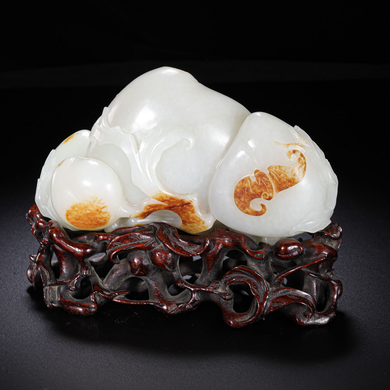 Chinese Qing Dynasty Hetian white jade peach ornament: H. 11 cm. W. 16 cm. Weight. 936.5 gram.