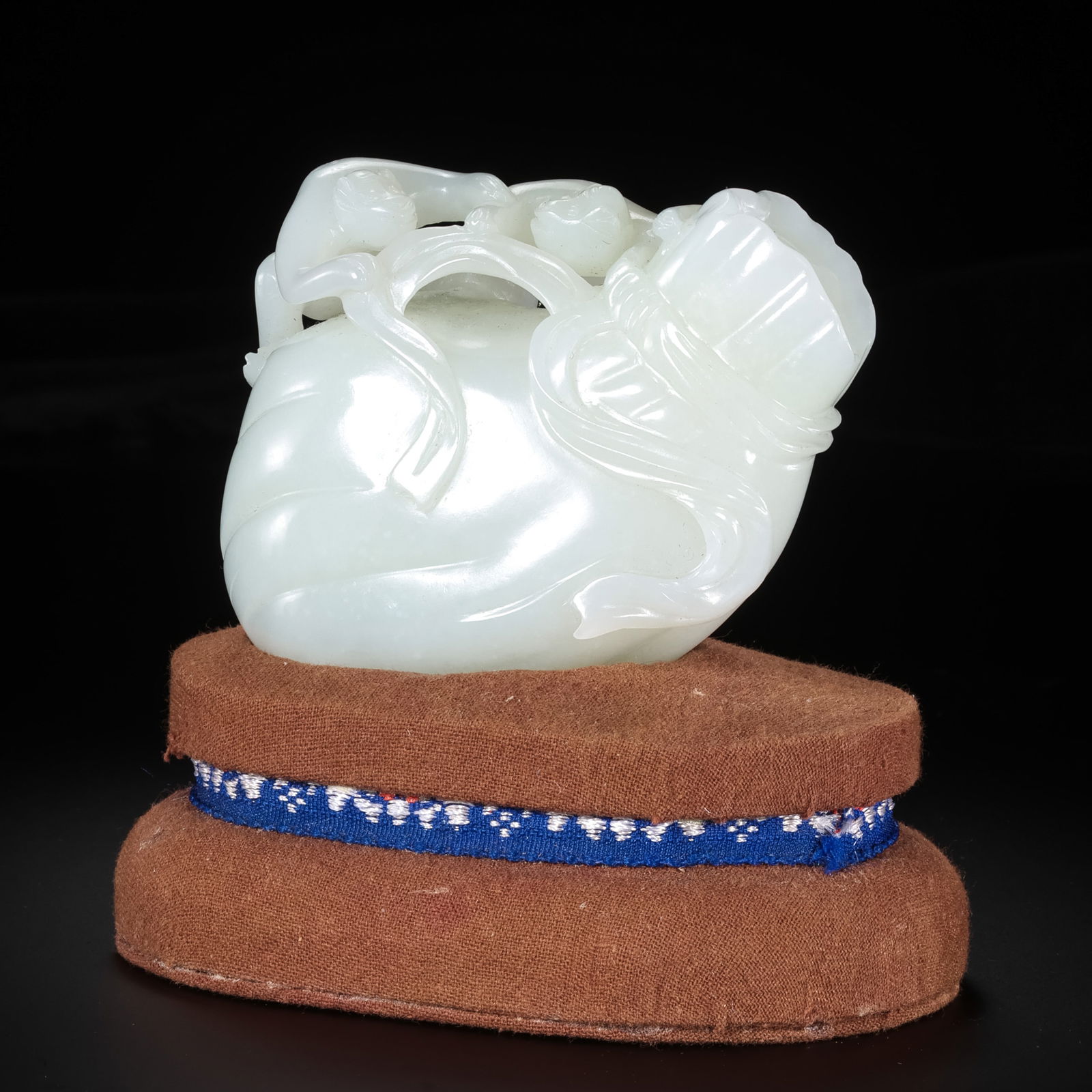 Chinese Qing Dynasty Hetian white jade covered bottle: H. 6.2 cm. W. 7.5 cm. Weight. 213 gram.