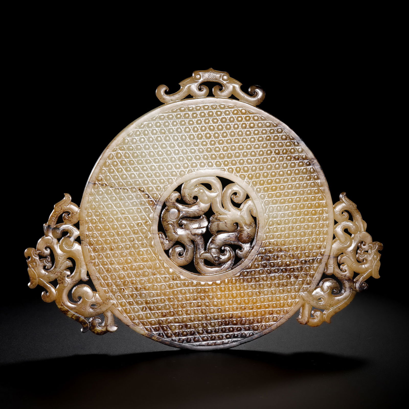 Jade disc from the Warring States period in China: L. 16 cm. W. 12.5 cm. Weight. 166 gram.