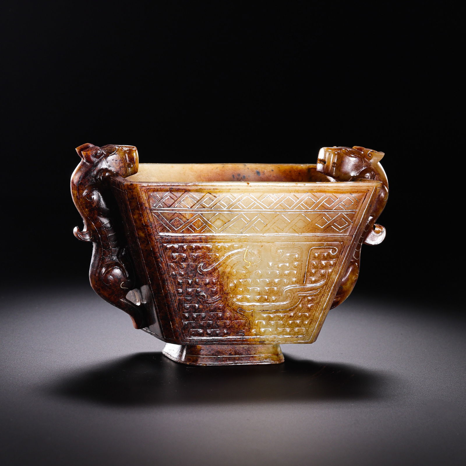 Jade cup with dragon motif from the Warring States and Han Dynasties in China: H. 7.8 cm. W. 12 cm. Weight. 334 gram.