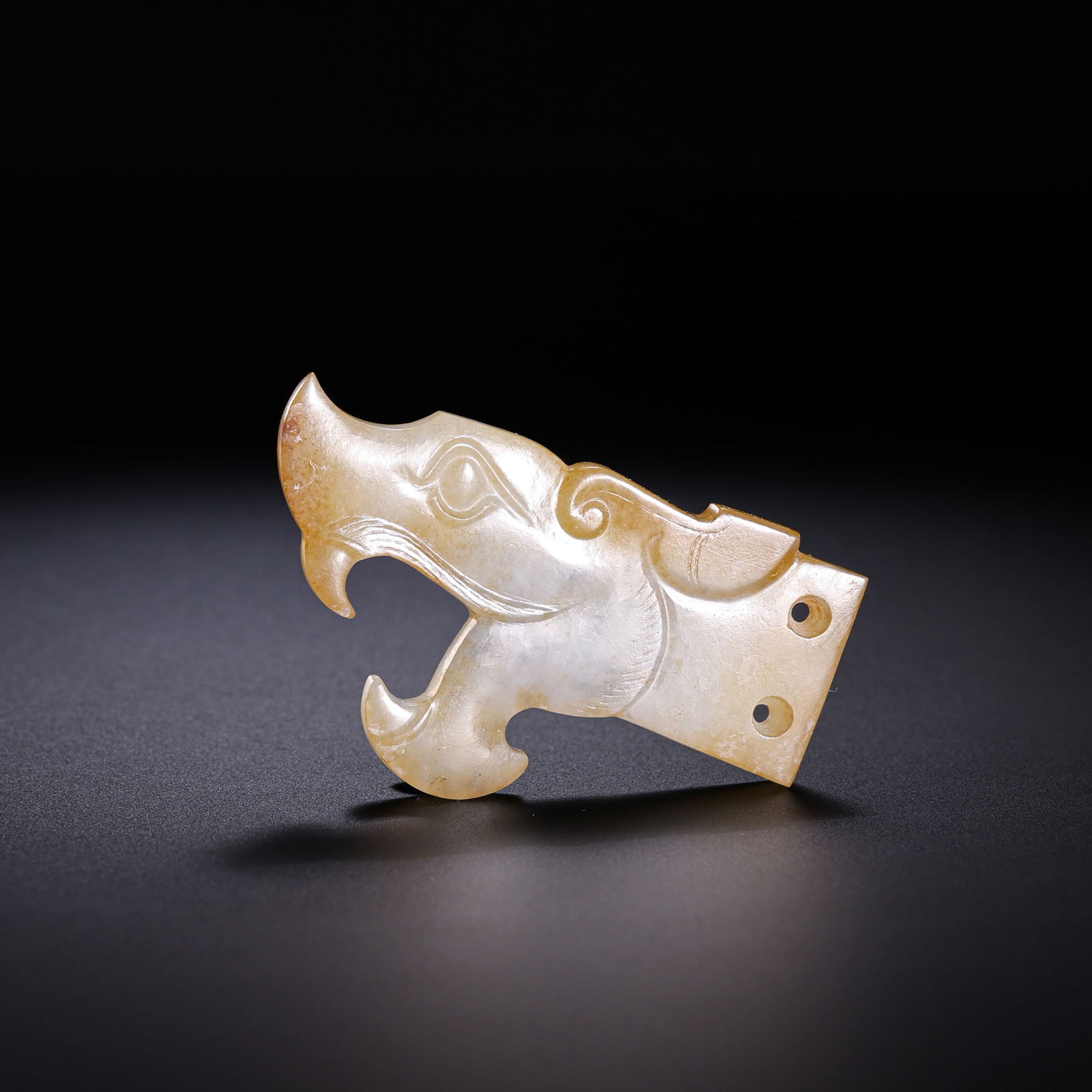 Jade Dragon Head from the Han Dynasty in China: L. 4.5 cm. W. 2.7 cm. Weight. 9 gram.