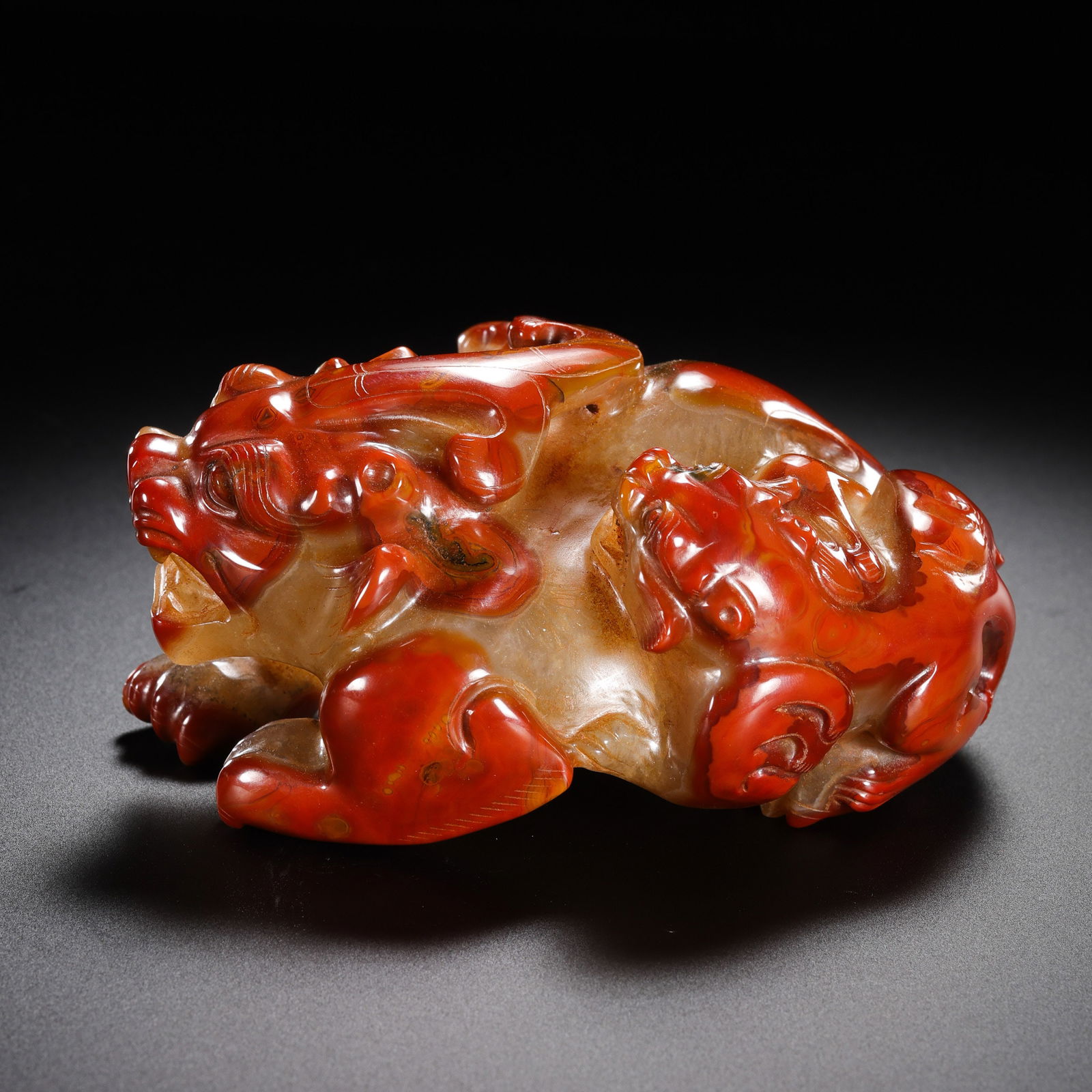 Red agate auspicious beast from the Warring States period in China: L. 11.5 cm. H. 5.5 cm. Weight. 524 gram.