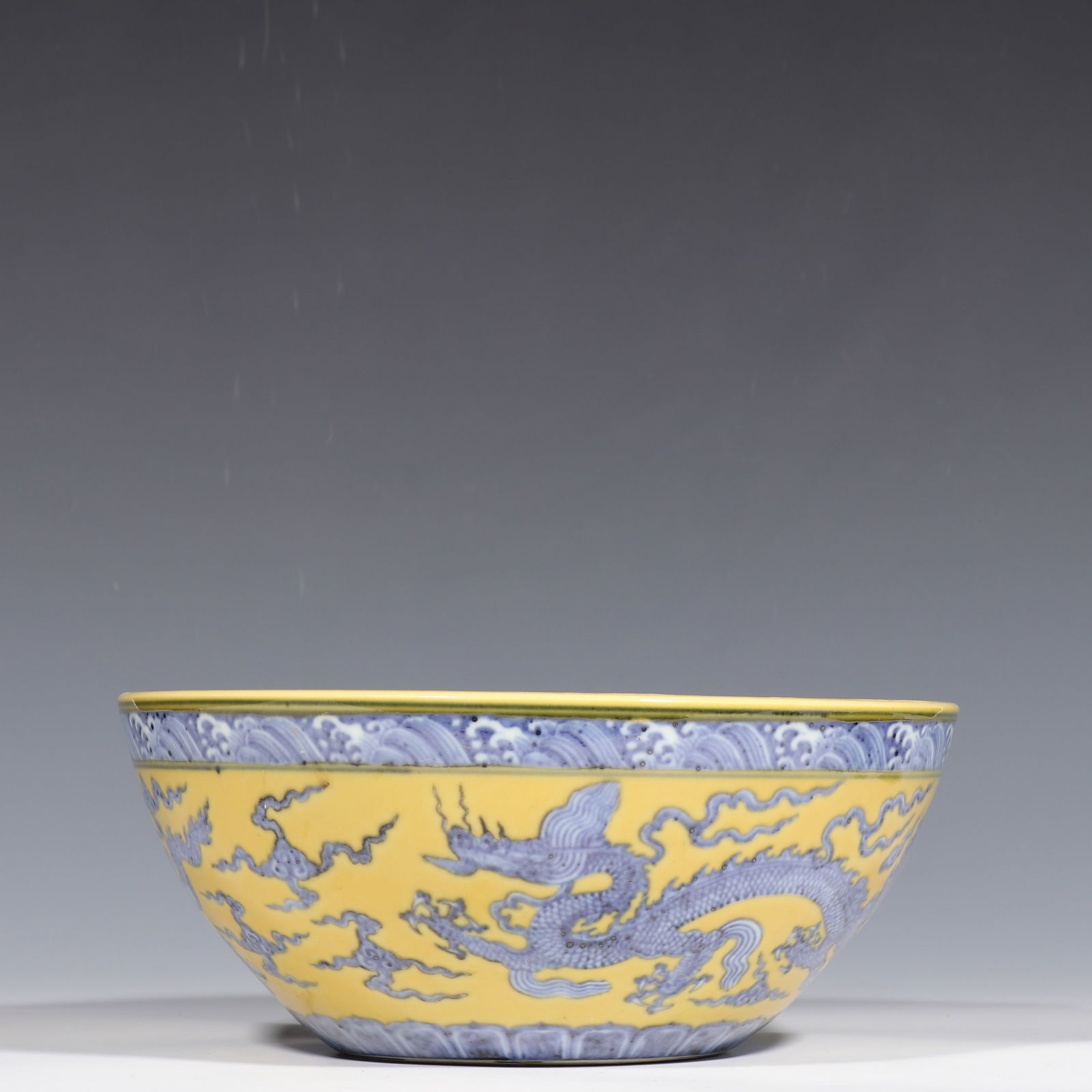 Yellow-glazed blue-and-white dragon-patterned bowl from the Xuande period of the Ming Dynasty, China: Diam. 27.4 cm. H. 11.5 cm.