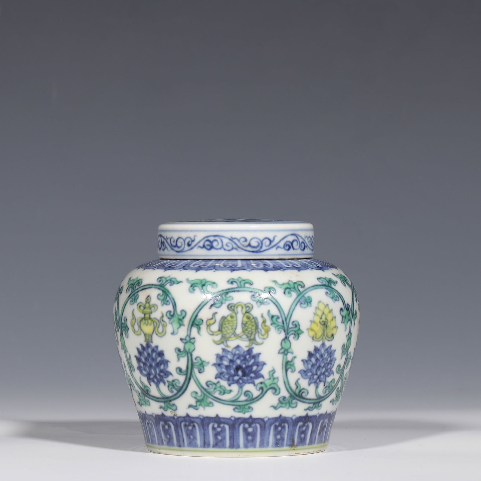During the Chenghua period of the Ming Dynasty in China, they all stepped on“sky"Patterned Lid Jar: H. 10.4 cm. W. 9.5 cm.