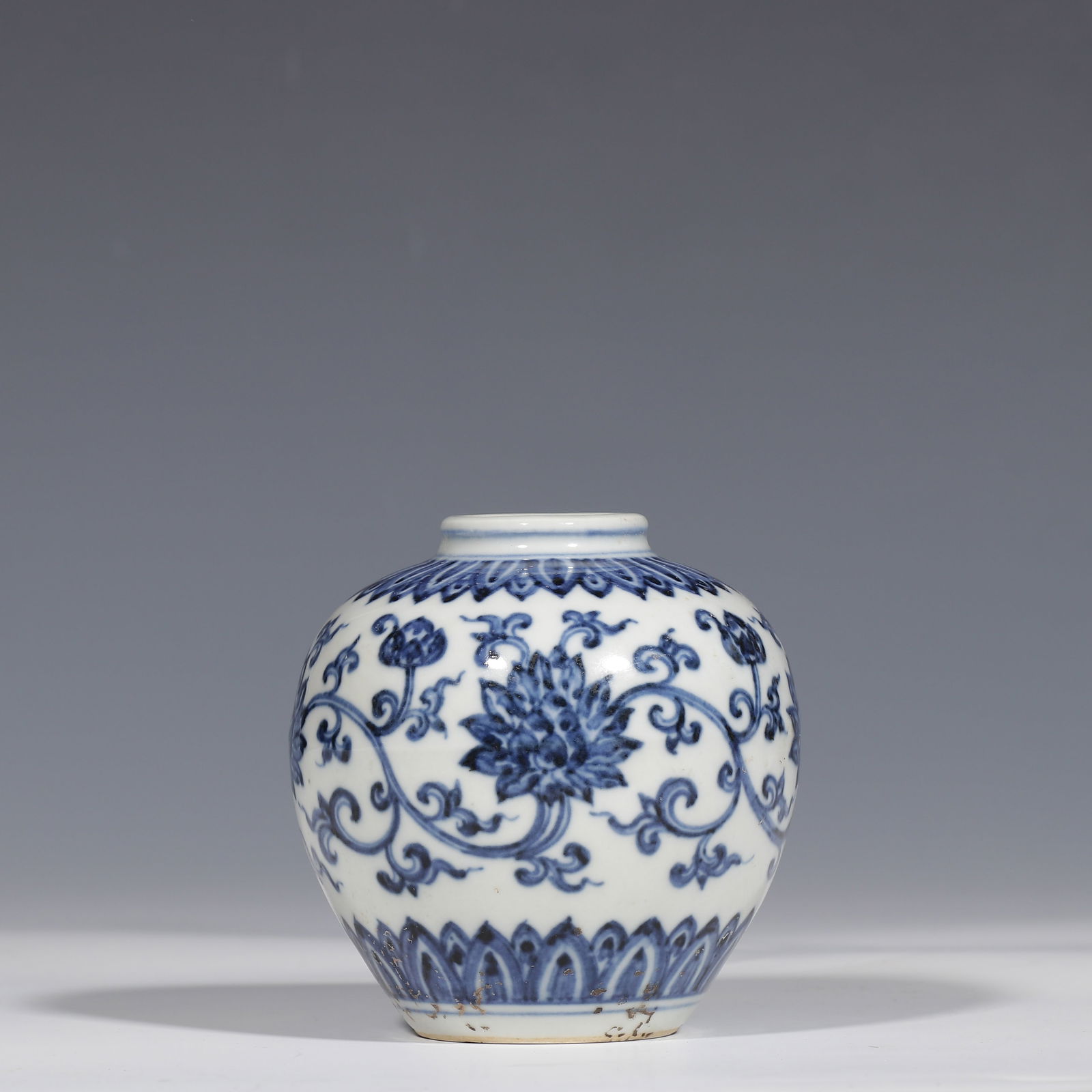 Blue and white porcelain jar with intertwined floral design from the Xuande period of the Ming: H. 9.8 cm. W. 9.4 cm.