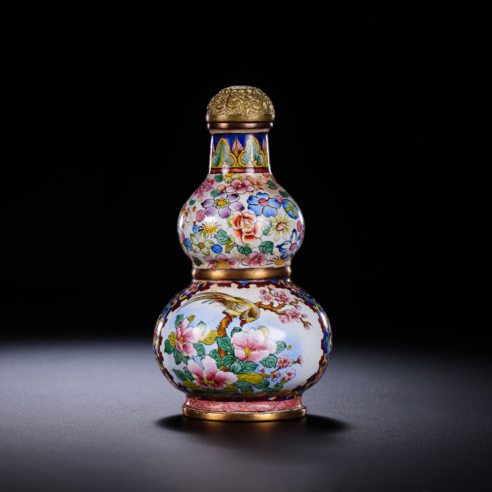 Chinese Qing Dynasty Qianlong Period Enamel-Painted Gourd-Shaped Snuff Bottle with Floral and Bird: H. 7.5 cm. Weight. 66 gram.