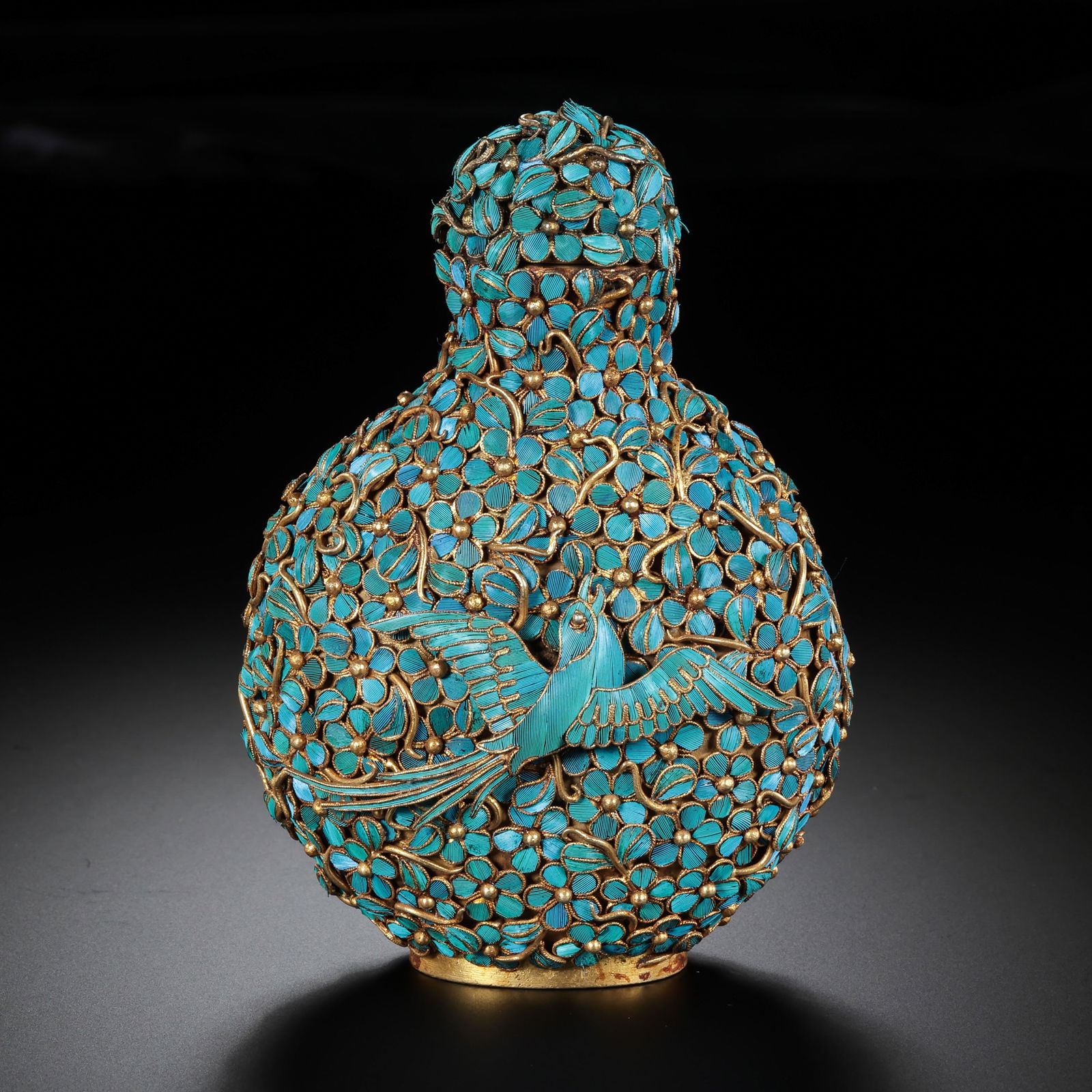 Blue snuff bottle from the Qianlong period of the Qing Dynasty in China: H. 9 cm. W. 6 cm. Weight. 116 gram.