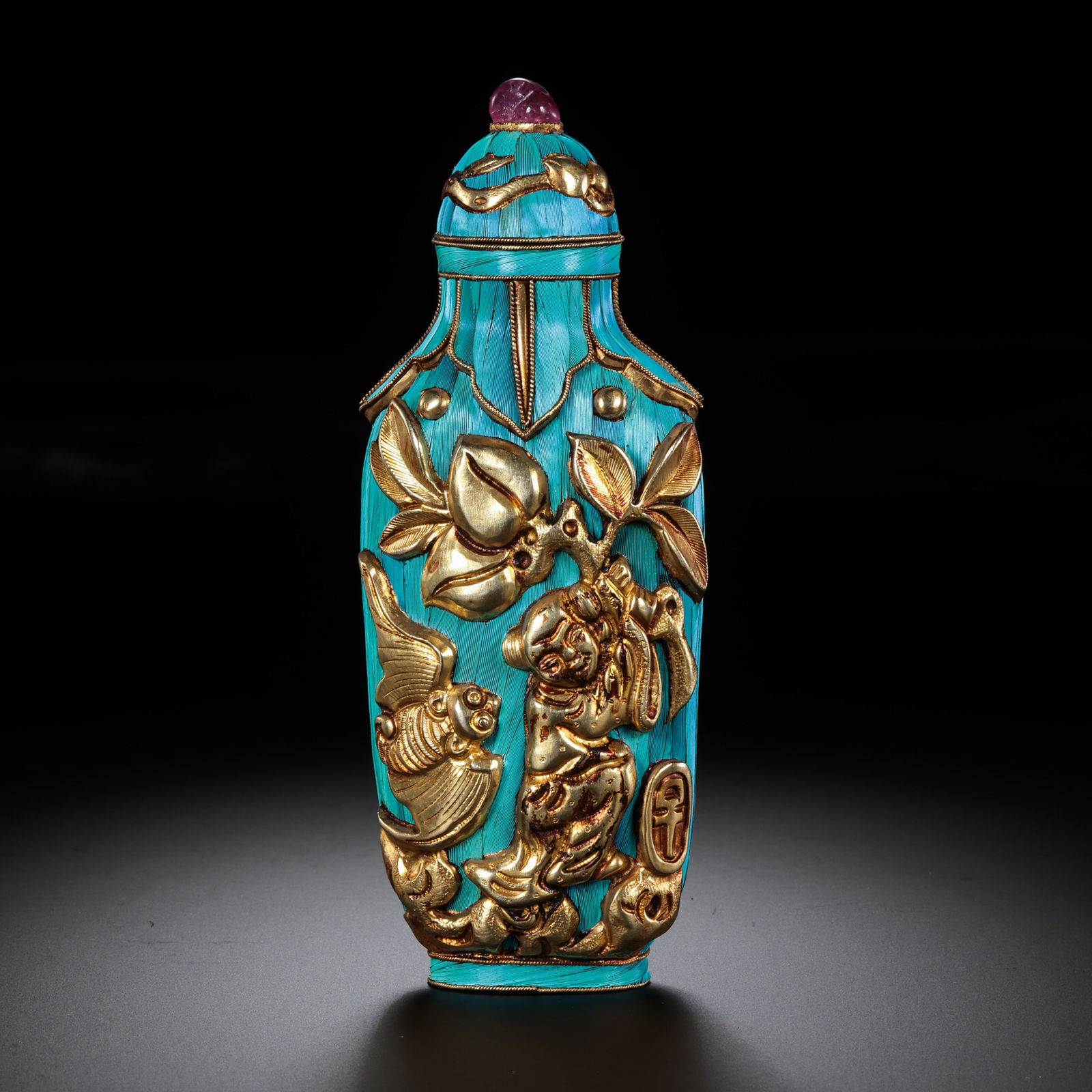 Gilded cloisonné snuff bottle from the Qianlong period of the Qing Dynasty, China: H. 9.5 cm. W. 3.5 cm. Weight. 54 gram.