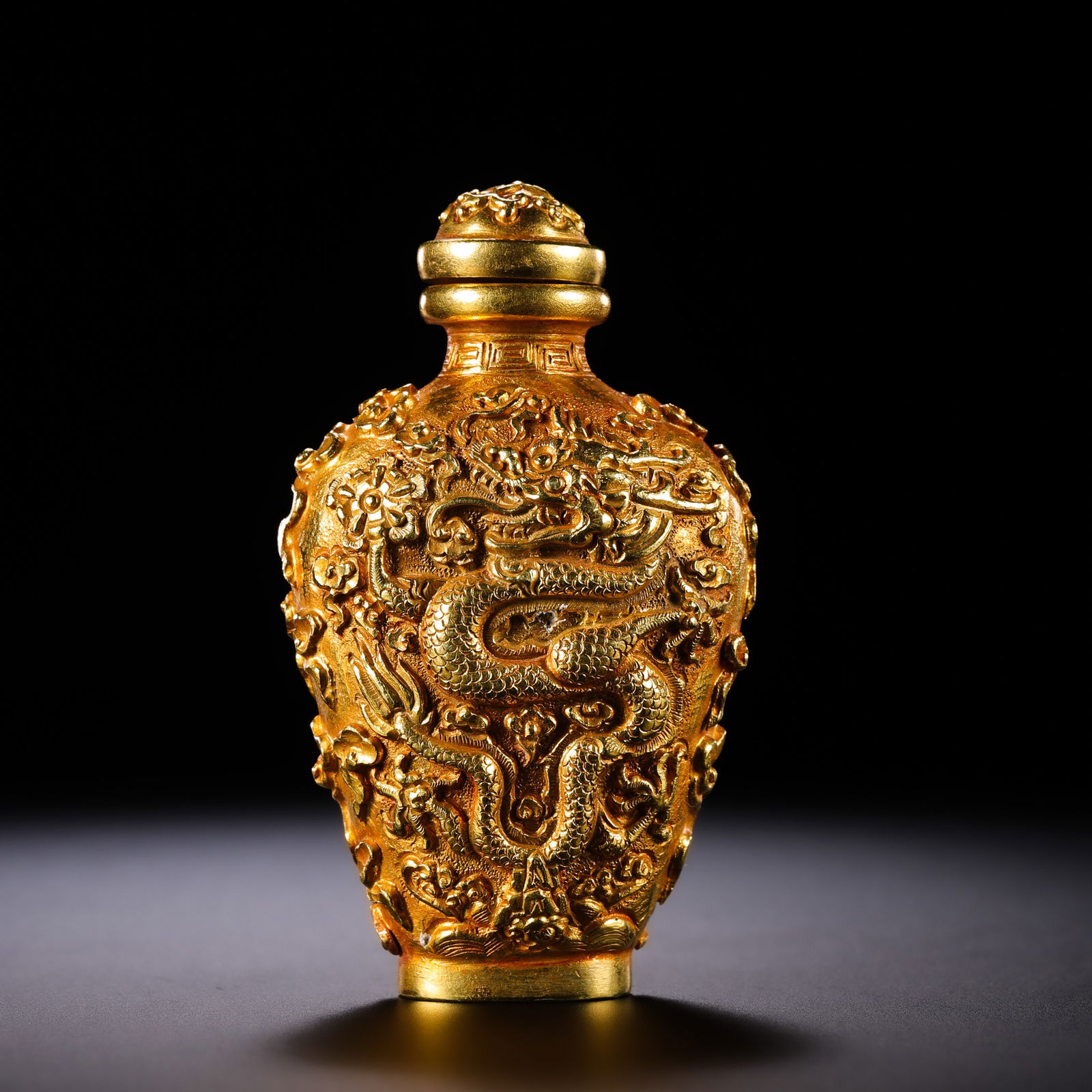 Chinese Ming Dynasty pure gold dragon-patterned snuff bottle: H. 5.9 cm. W. 3.4 cm. Weight. 72 gram.