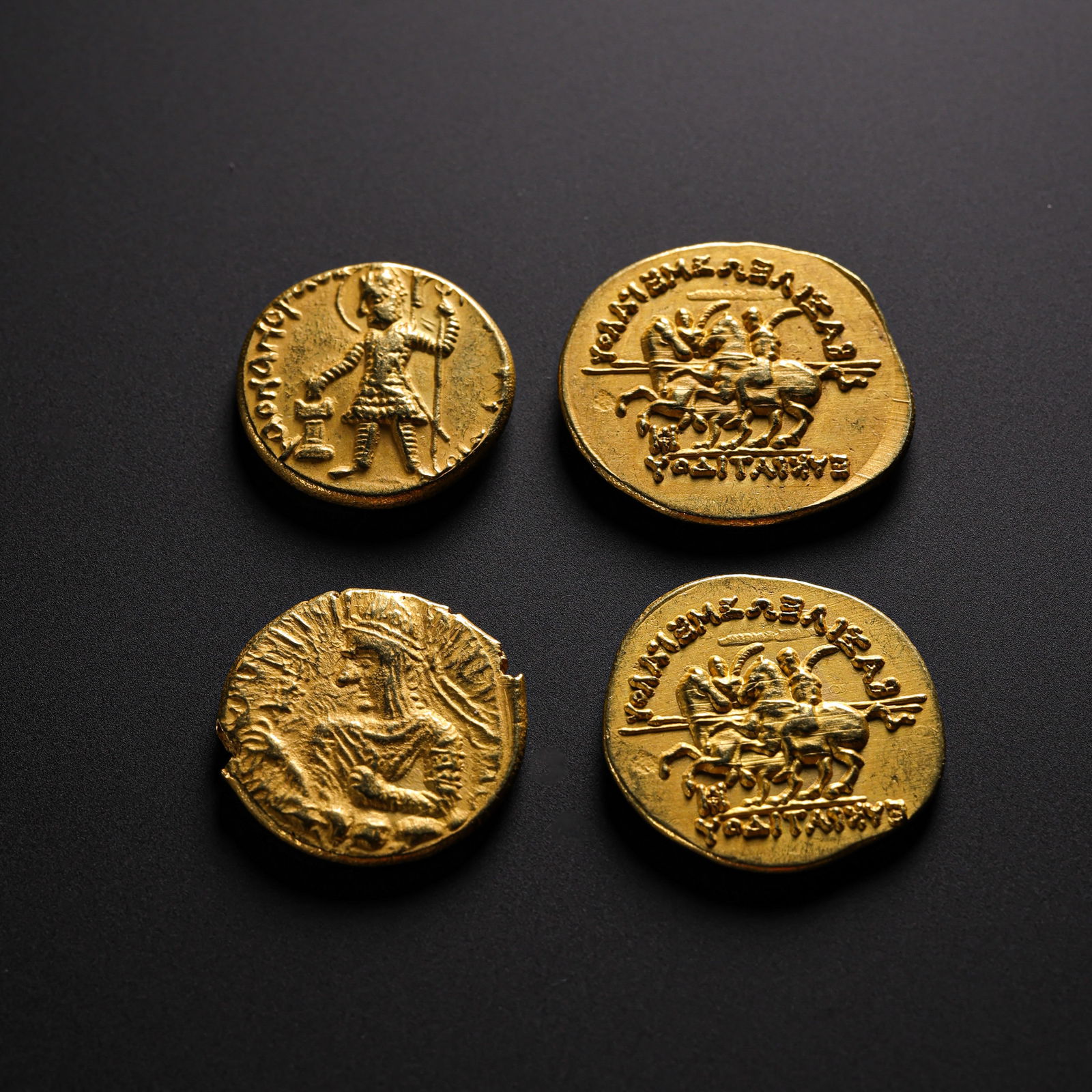 A set of pure gold coins from the Kushan Dynasty: Weight. 32 gram.