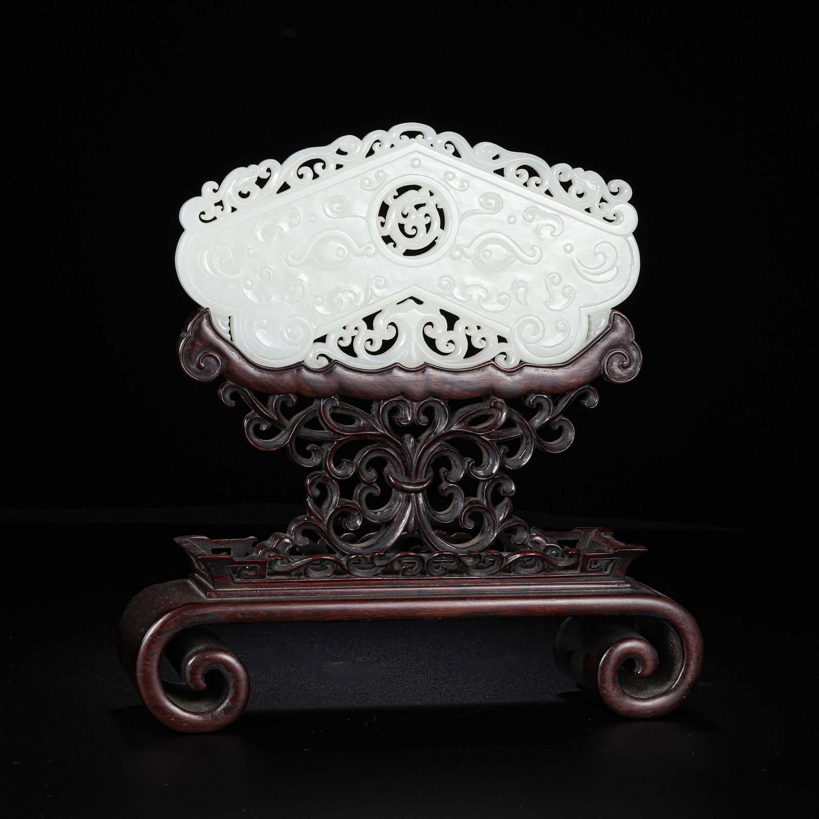 Chinese Qing Dynasty Hetian white jade disc screen: H. 21 cm. W. 16.5 cm. Weight. 549.5 gram.