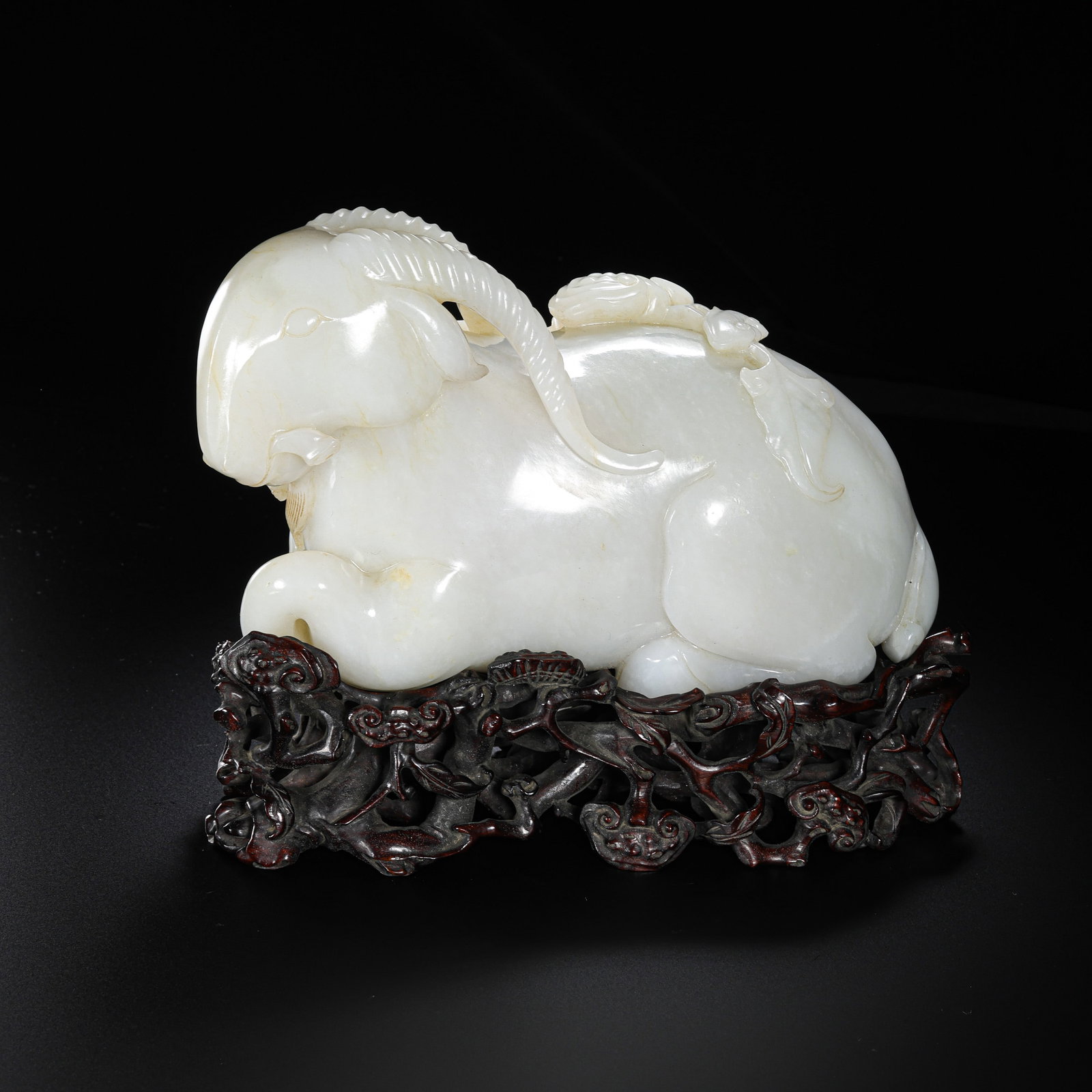 Chinese Qing Dynasty Hetian white jade sheep-shaped vase: H. 18 cm. W. 22 cm. Weight. 3850 gram.