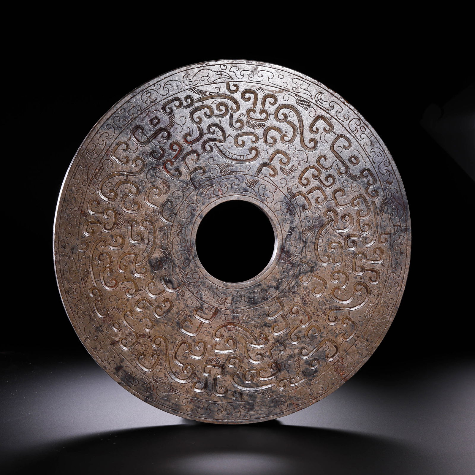 Jade disc from the Warring States period in China: Diam. 21 cm. Weight. 667 gram.