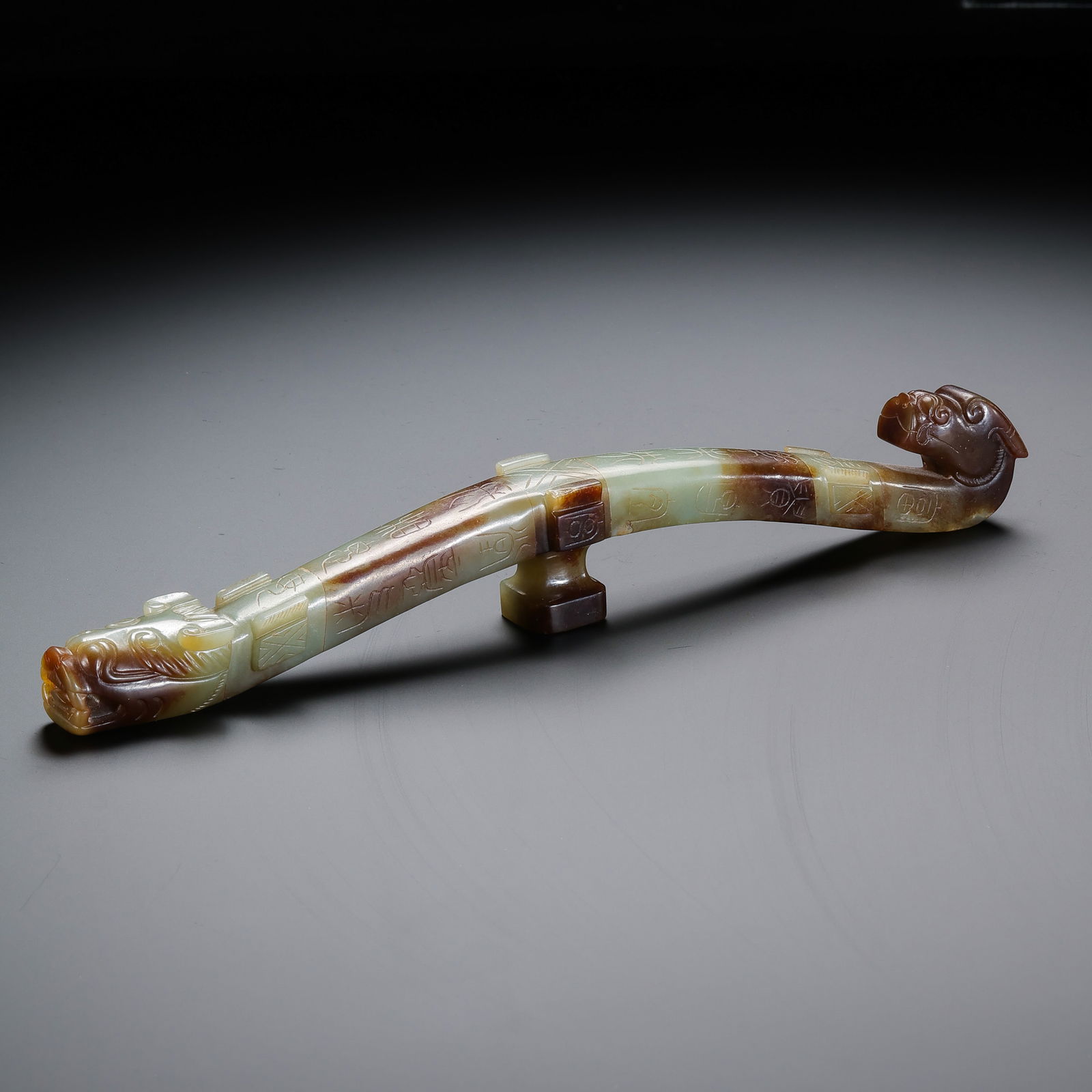 Jade Dragon Belt Hook from the Han Dynasty in China: L. 23 cm. Weight. 177 gram.