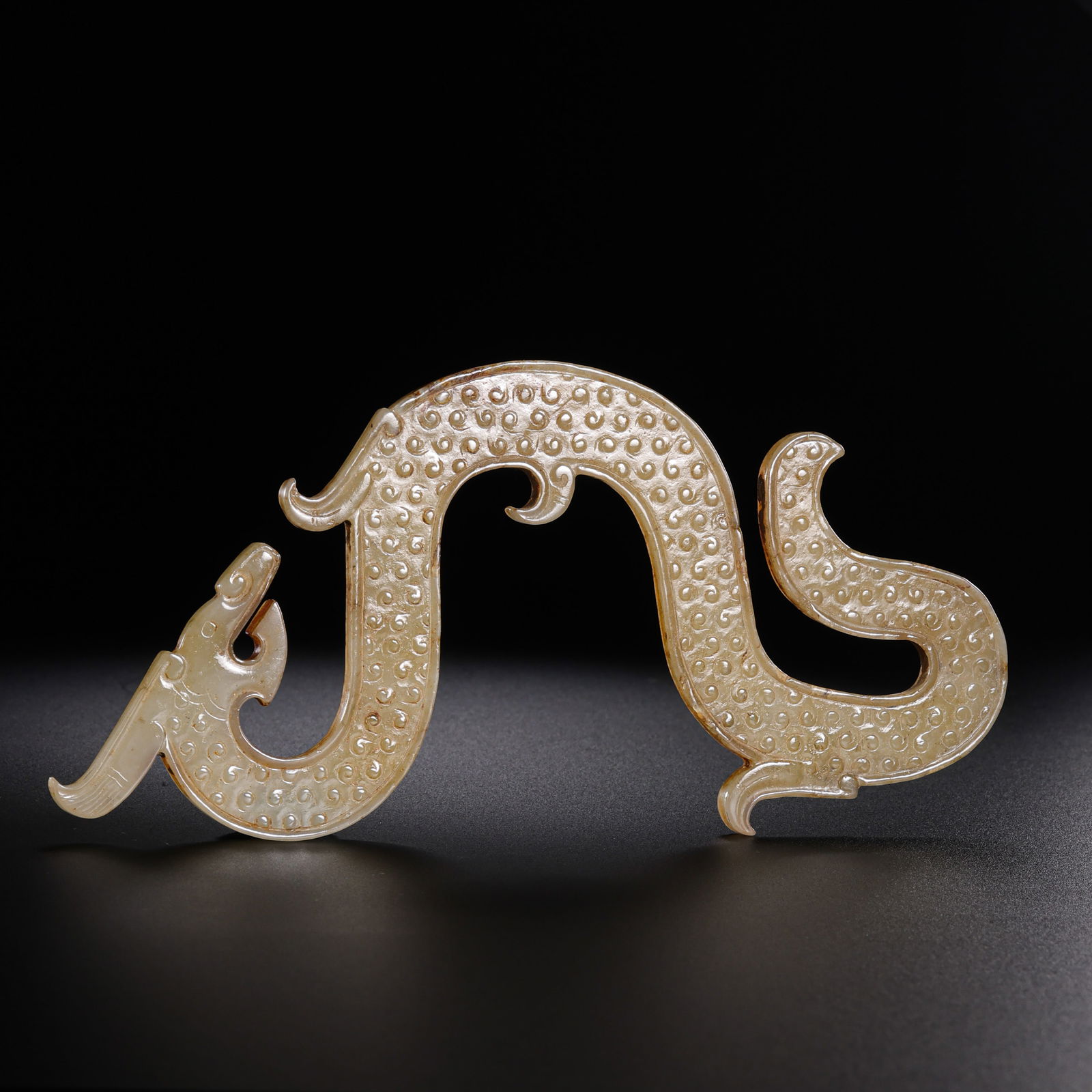 Jade dragon with cloud pattern from the Warring States period of China: L. 16 cm. Weight. 53 gram.