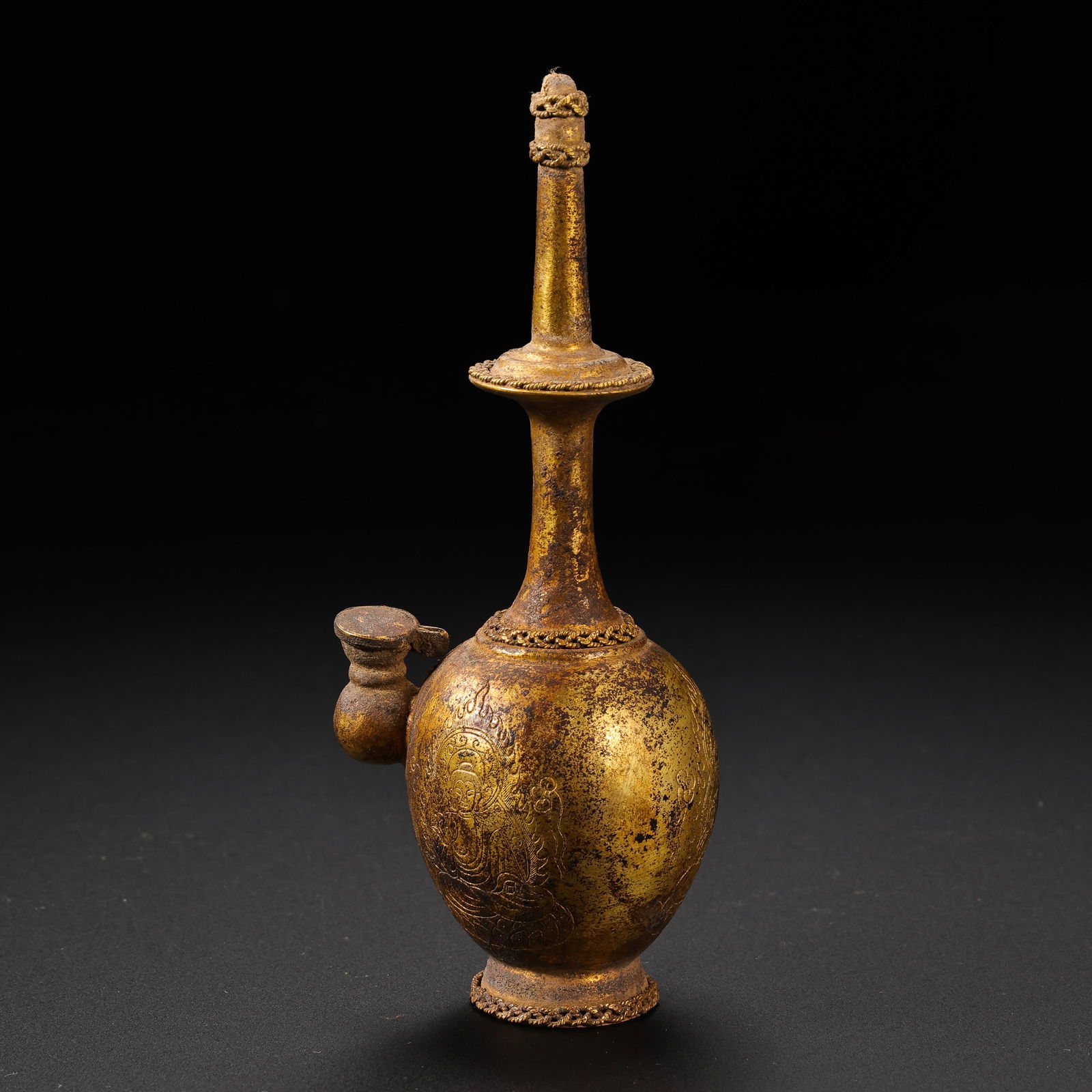 Pure gold water bottle from the Tang Dynasty in China: H. 12.2 cm. W. 5 cm. Weight. 51 gram.