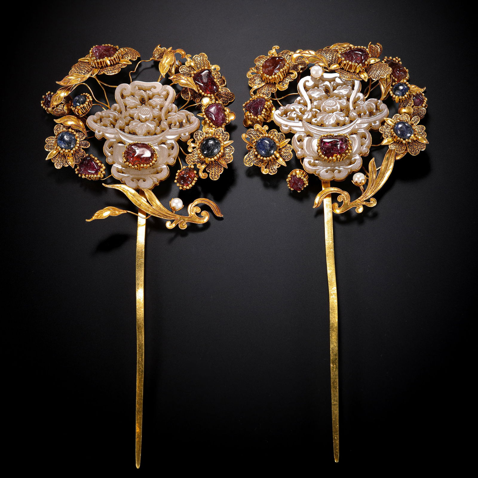 A pair of pure gold hairpins inlaid with gemstones and jade from the Qing Dynasty: H. 20 cm. W. 9.5 cm. Weight. 192 gram.