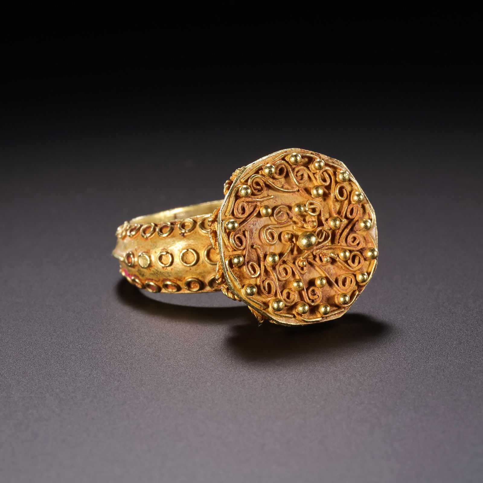 Ancient Persian Culture Pure Gold Ring: L. 3 cm. L. 2 cm. Weight. 10 gram.