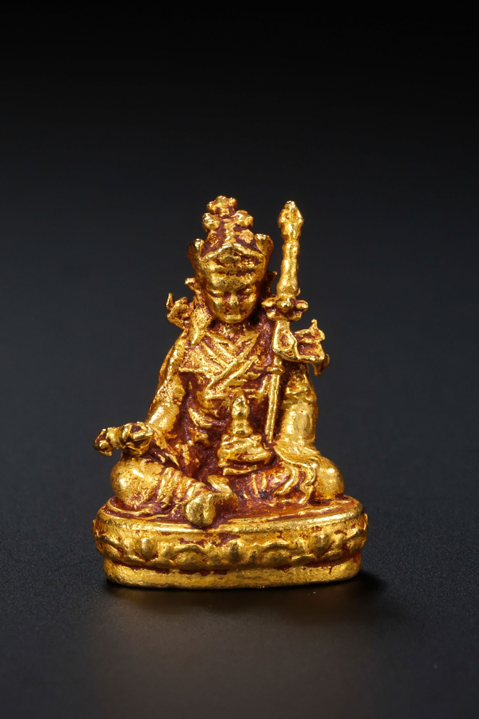 Pure gold seated Buddha statue from the Qing Dynasty in China: Weight. 3.8 gram.