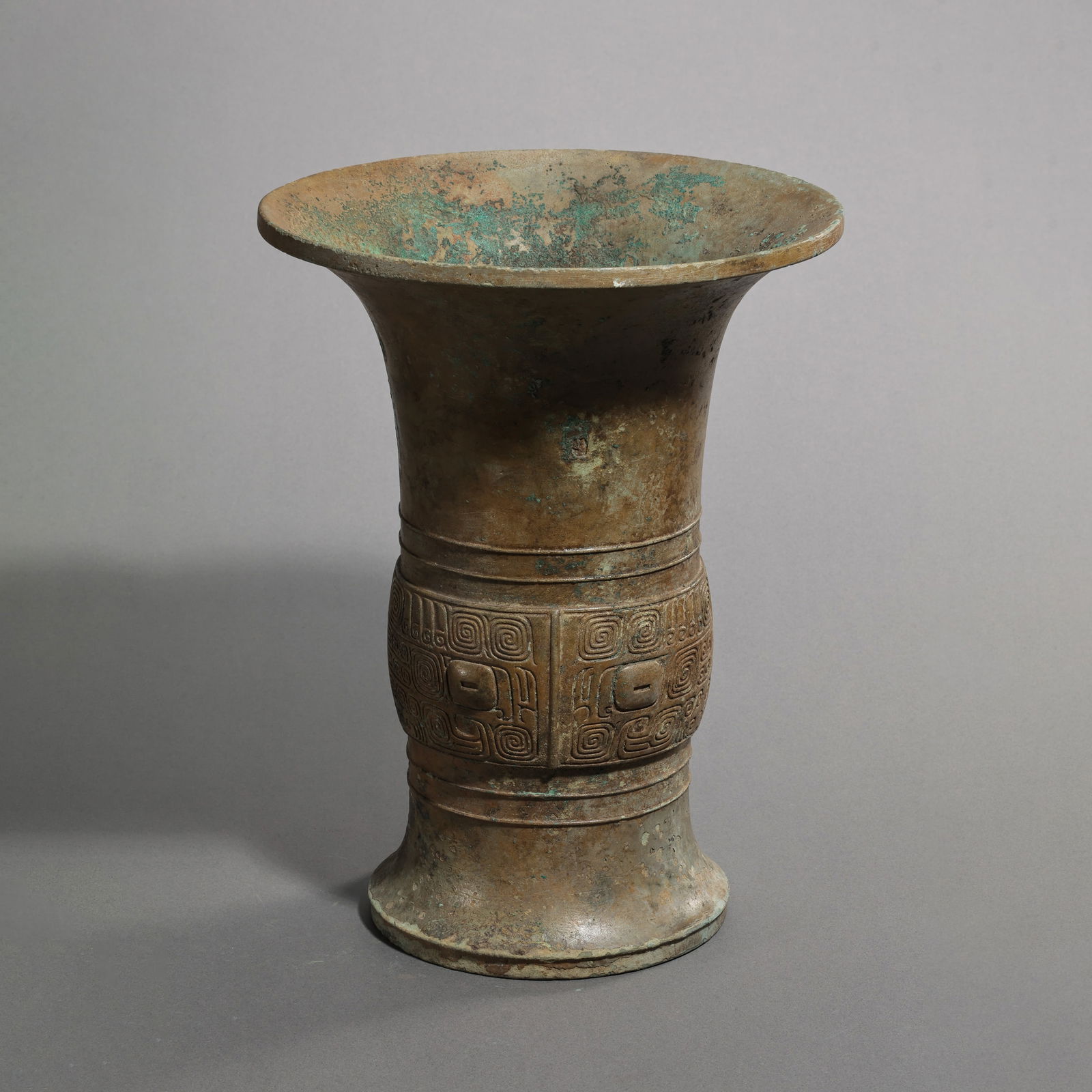 Bronze flower vase from the Shang and Zhou Dynasties in China: H. 25 cm. W. 19.5 cm. Weight. 2050 gram.