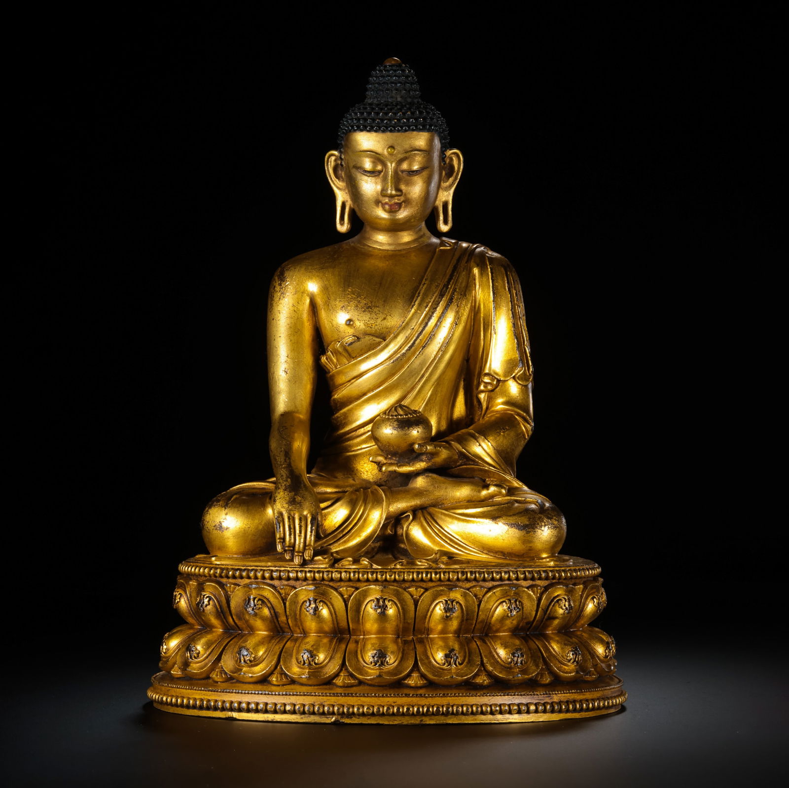 Gilt Bronze Seated Buddha Statue from the Yongle Period of the Ming Dynasty in China: H. 19.5 cm. W. 13.5 cm. Weight. 1643 gram.
