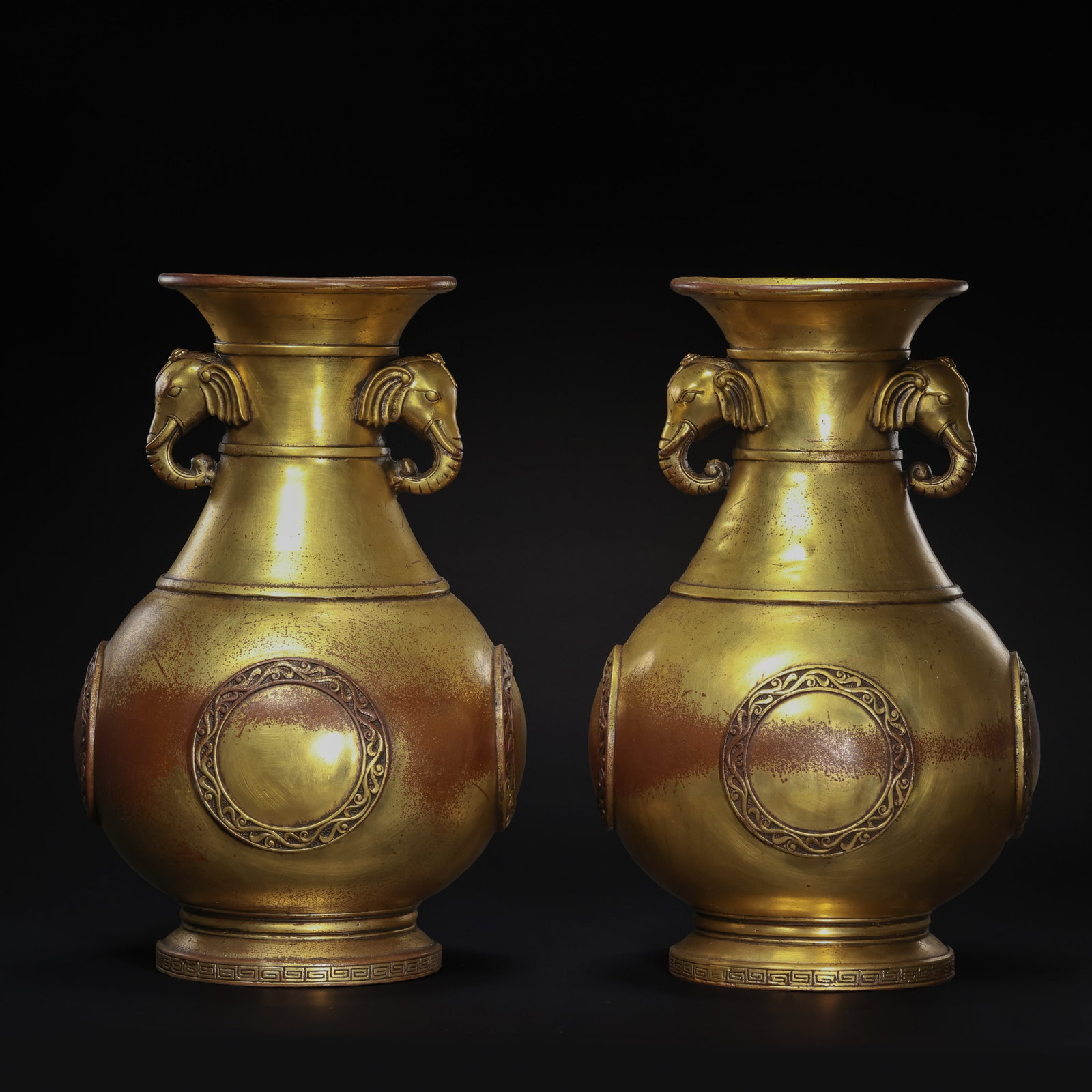 A pair of Chinese gilt bronze vases with elephant-ear handles from the Qianlong period of the Qing: H. 36.5 cm. Weight. 10318 gram.