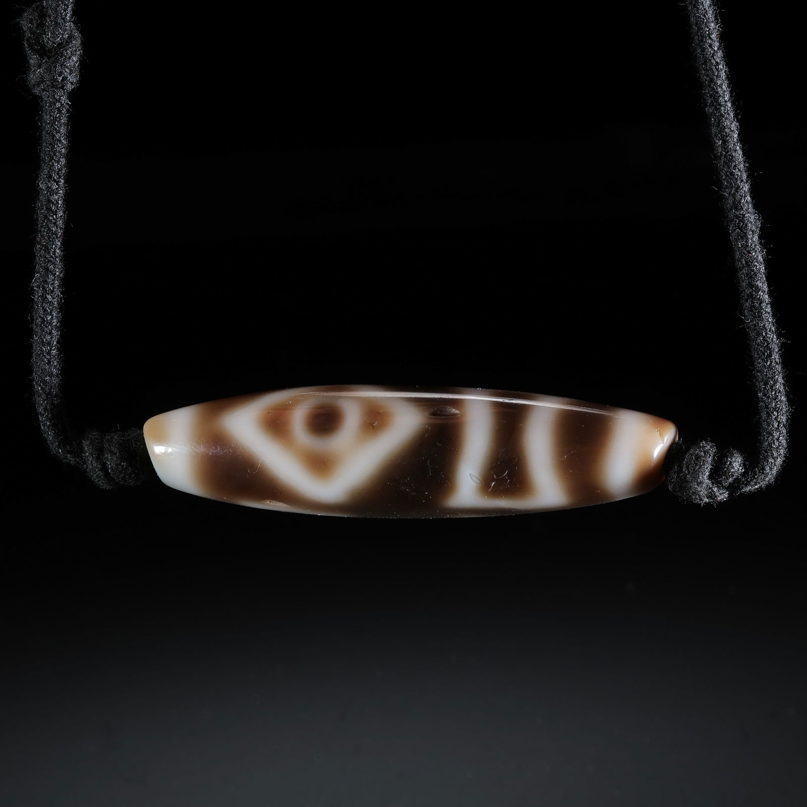 Pure Dzi Bead Necklace from the Tang Dynasty of China: L. 5.2 cm. Weight. 17 gram.