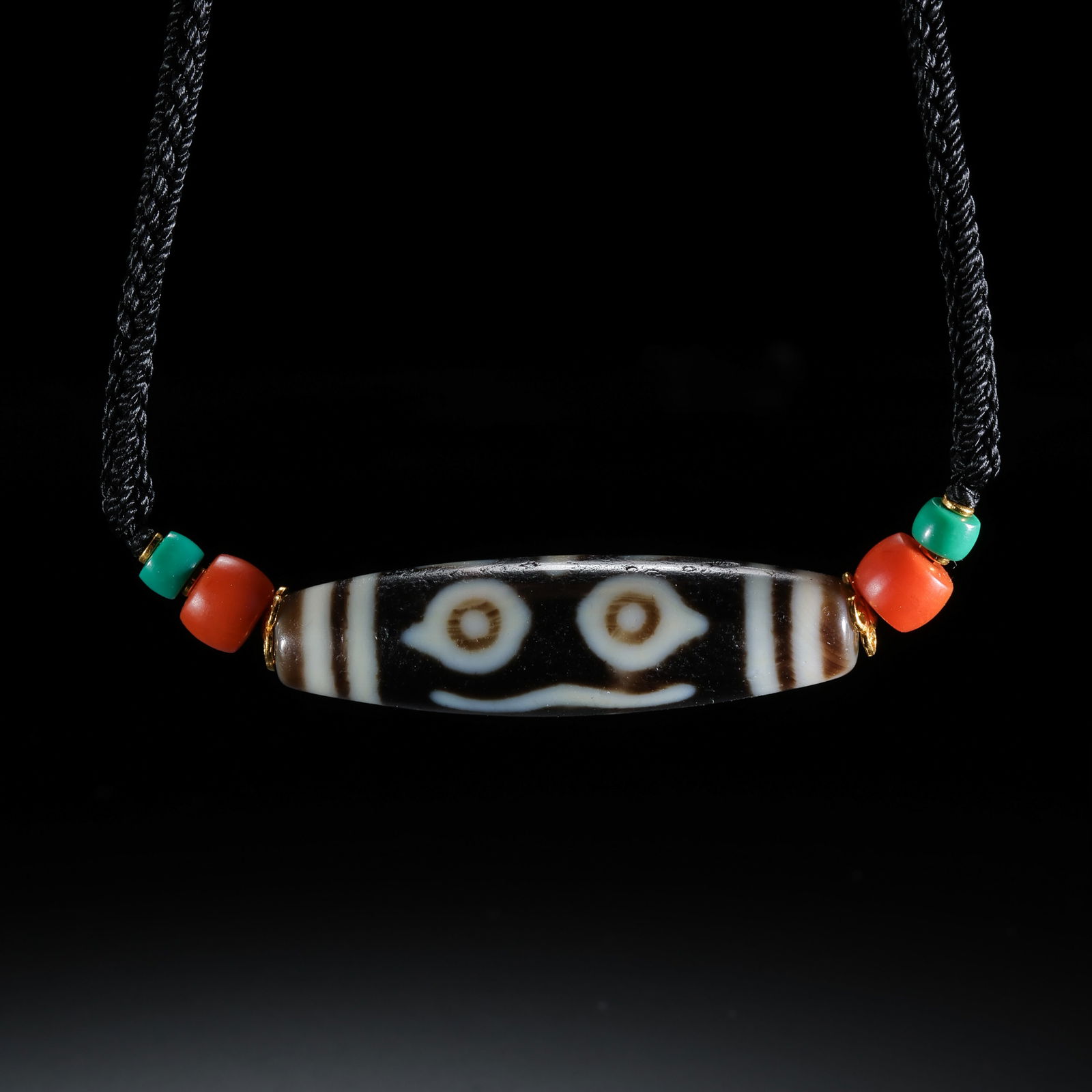 Pure Dzi Bead Necklace from the Tang Dynasty of China: L. 4.5 cm. Weight. 22 gram.