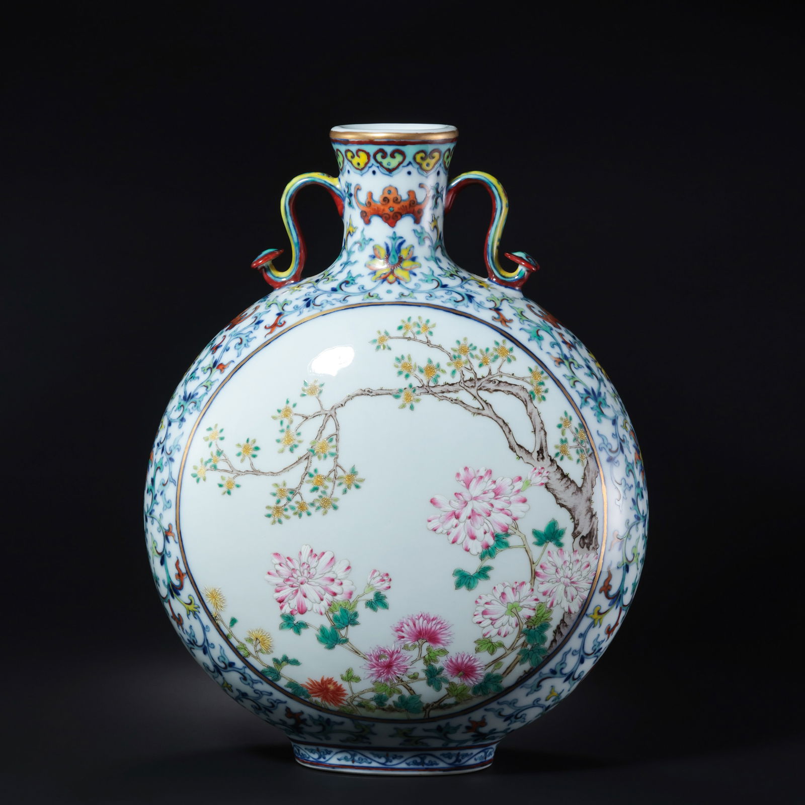 Chinese famille rose floral moon flask from the Qianlong period of the Qing Dynasty: /