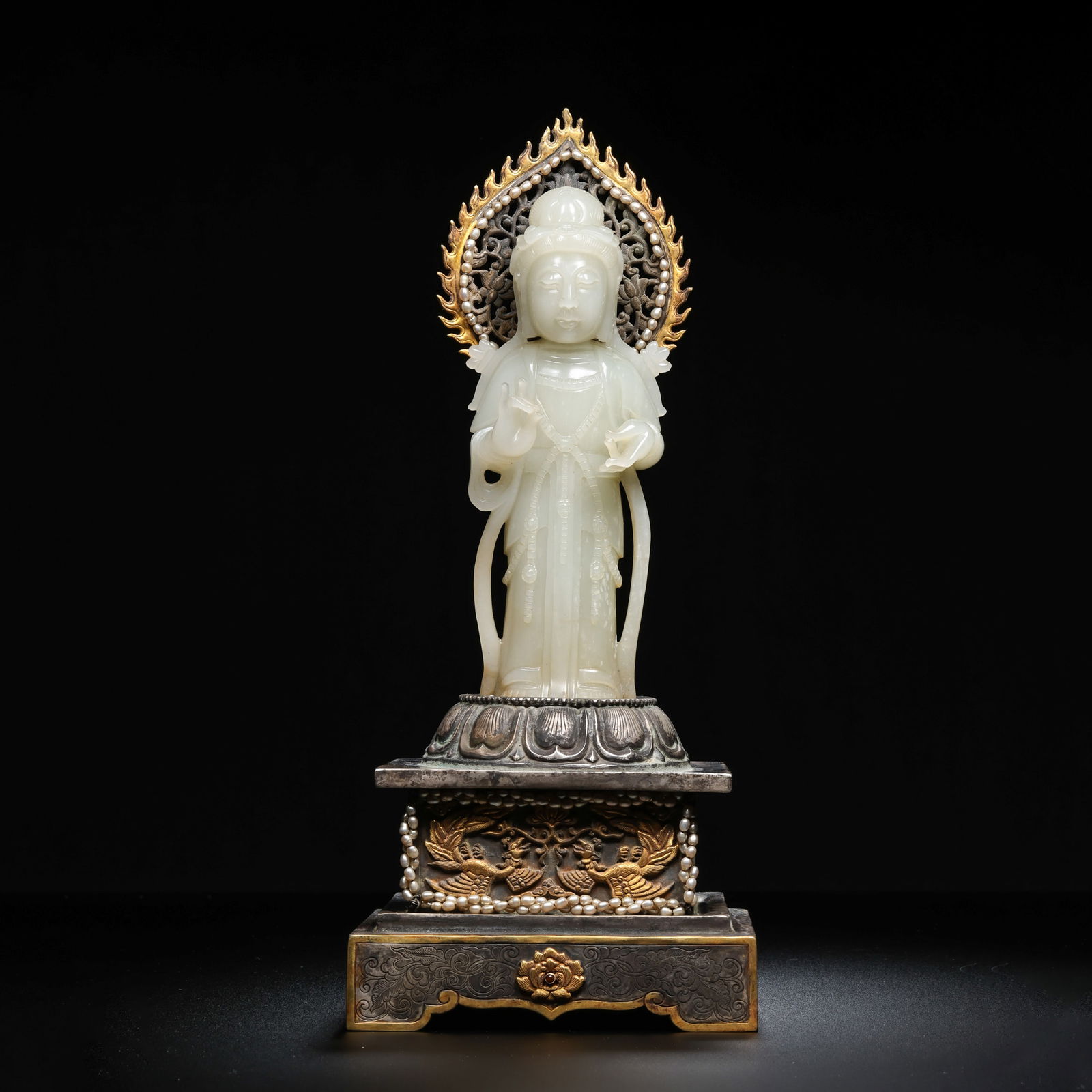Standing Guanyin statue made of Hetian white jade from the Yuan Dynasty, China: H. 28 cm. W. 12 cm. H. 16 cm. Weight. 1085 gram.