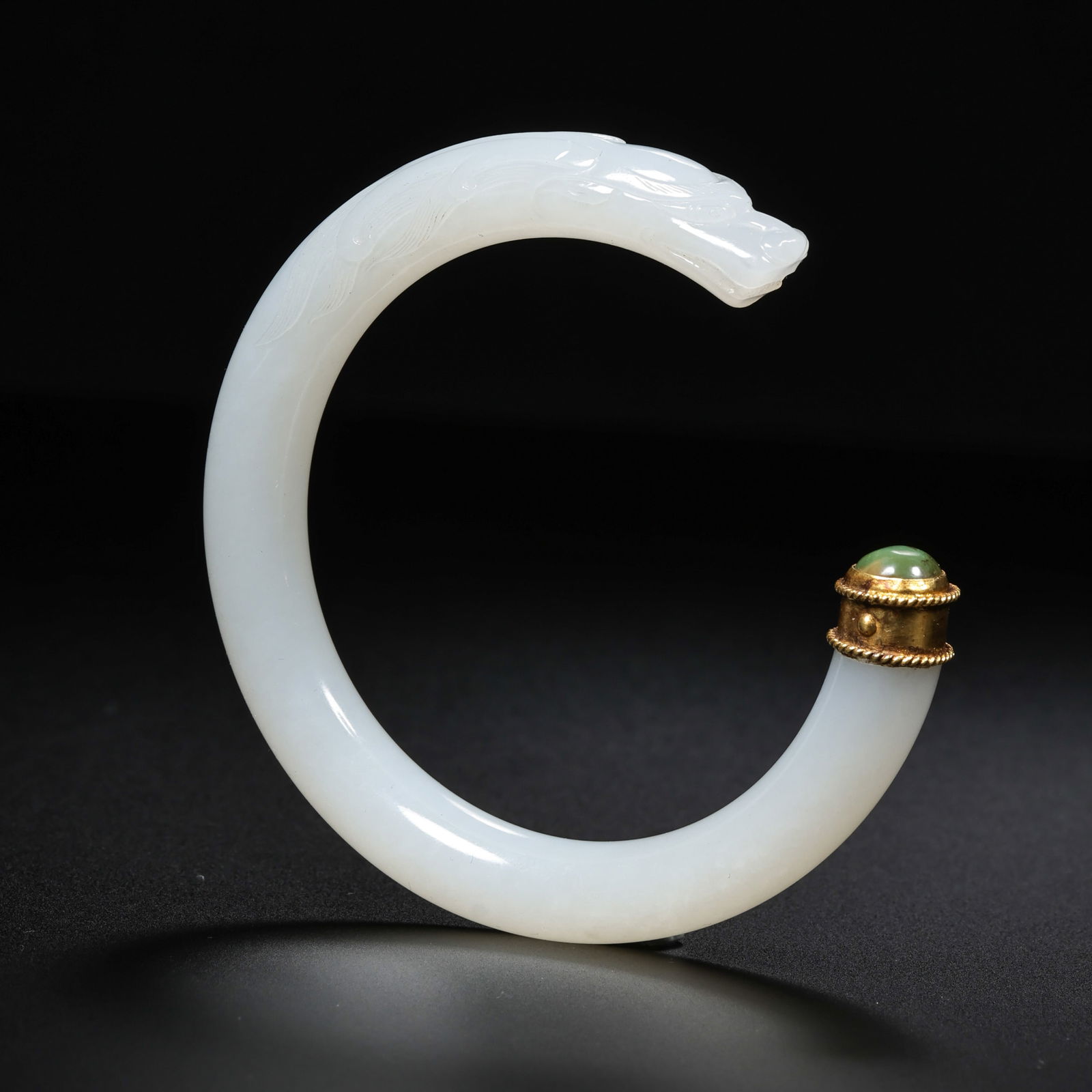 Chinese Qing Dynasty Hetian white jade dragon bracelet: Diam. 7.5 cm. Weight. 38 gram.