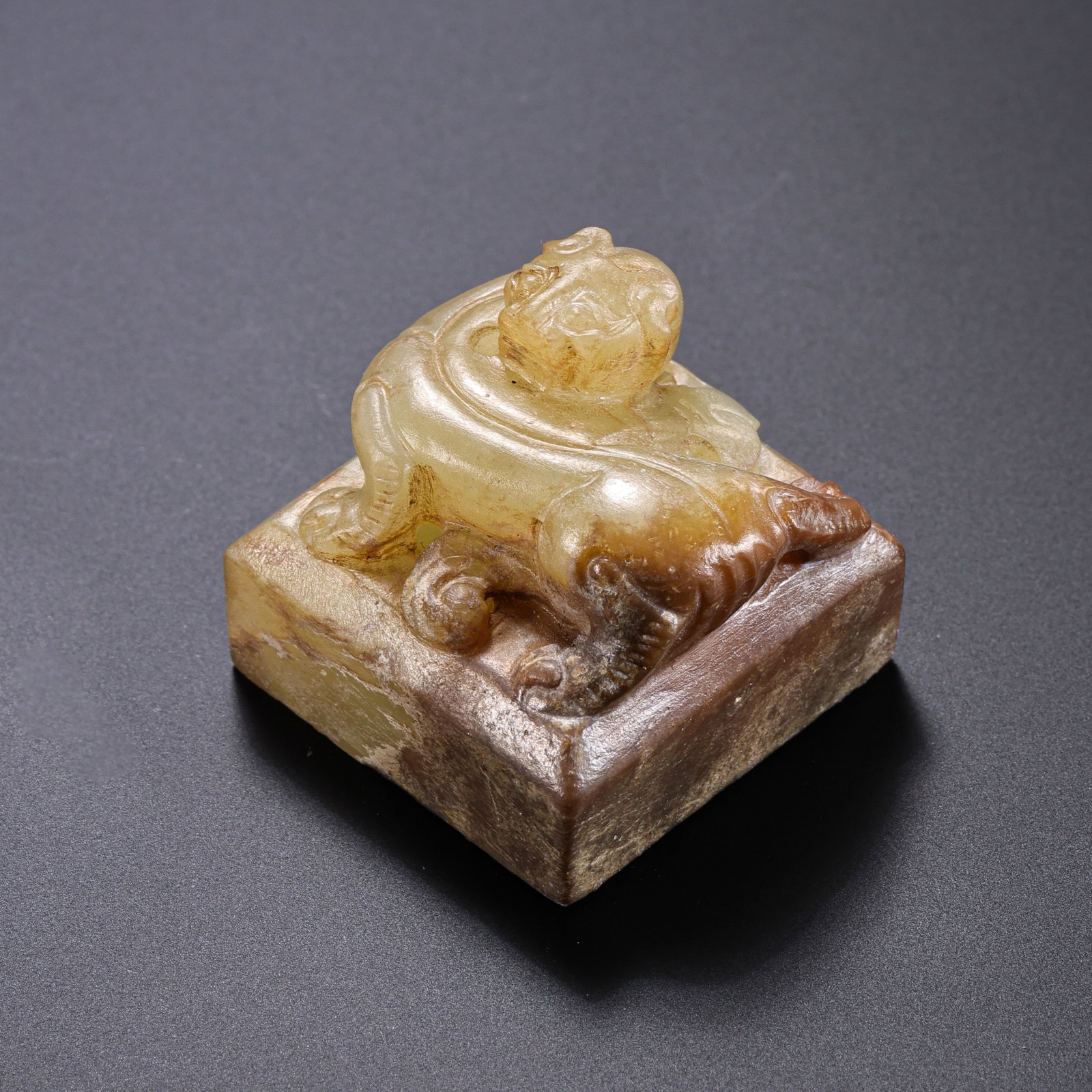 Chinese Han Dynasty jade seal: H. 2.2 cm. W. 2.5 cm. Weight. 27 gram.