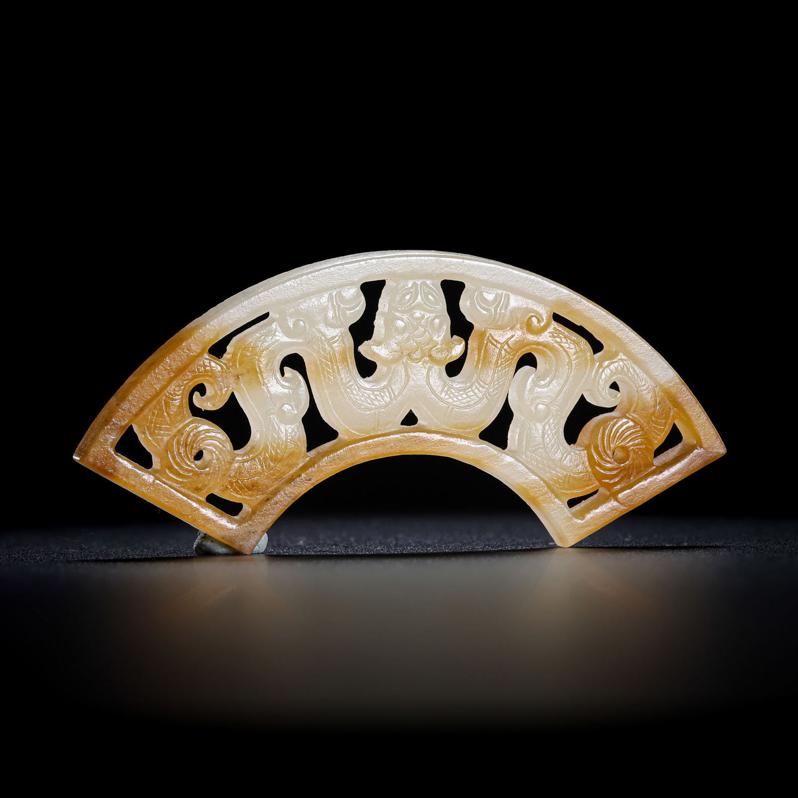 Jade huang with dragon design from the Han Dynasty in China: L. 6.6 cm. Weight. 9 gram.