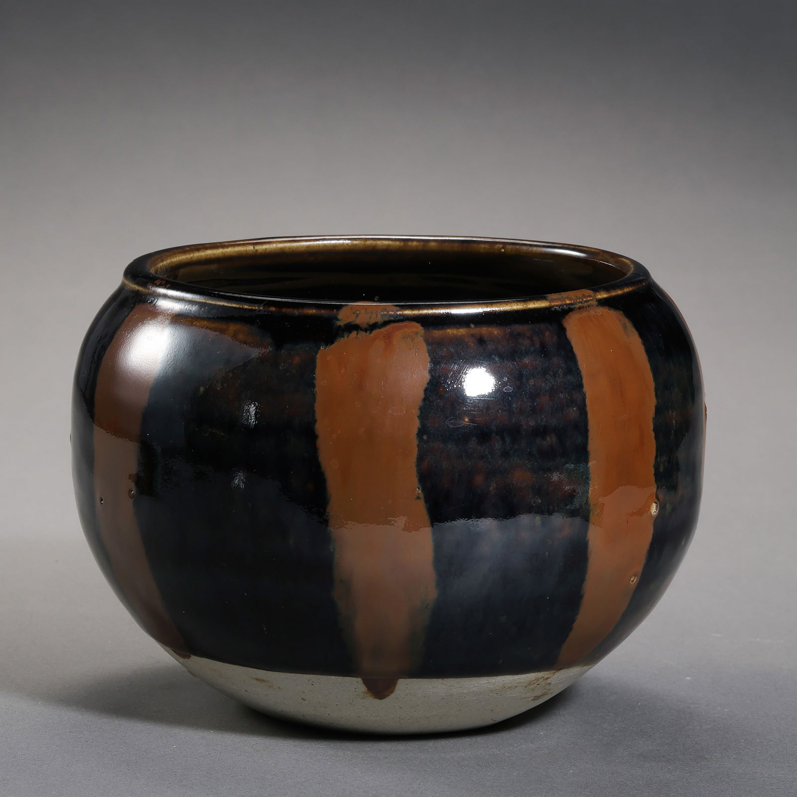 Iron-patterned flower bowl from Cizhou ware, Northern Song Dynasty, China: H. 10.5 cm. W. 13.5 cm.