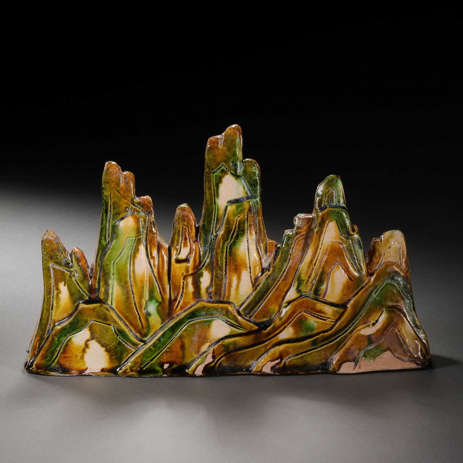 Chinese Tang Dynasty tricolor mountain-shaped pen holder: H. 13 cm. W. 20.5 cm.